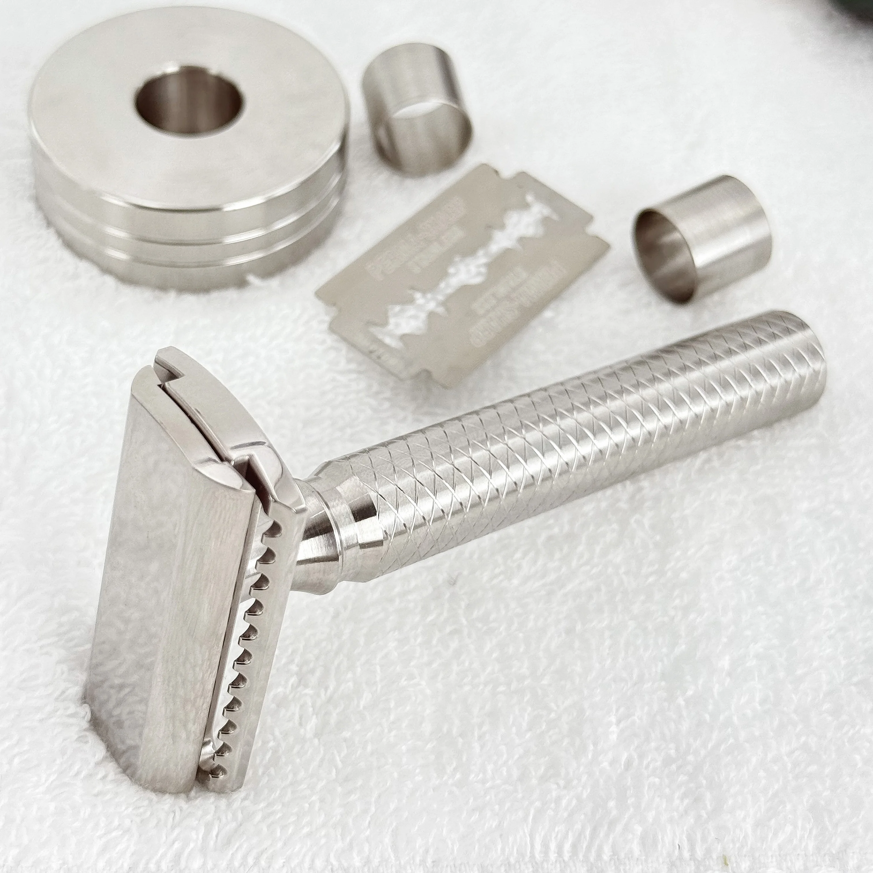 KAMPFE سبائك التيتانيوم مقبض الحلاقة السلامة باستخدام الحاسب الآلي منحوتة ذات الحواف المزدوجة السفر ودية ماكينة حلاقة الوجه الرجال قابلة لإعادة الاستخدام التهيأ طقم هدايا #3