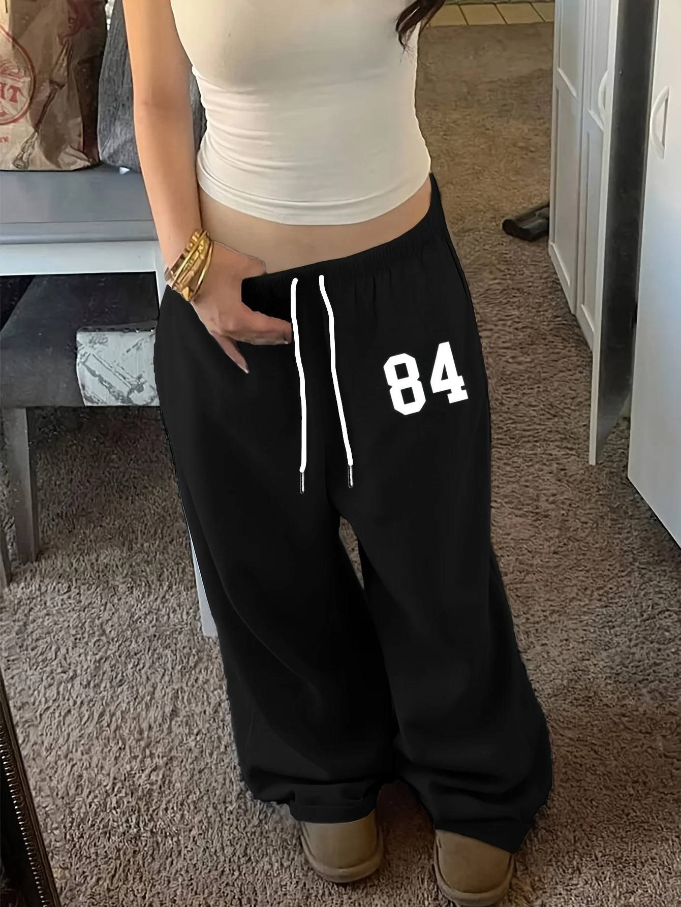 Trendiges und stylisches Outfit für Damen, bestehend aus einer Hose mit lockerem Schnitt und einem besonderen „84“-Motiv, das Glück bedeutet. – Detail 6