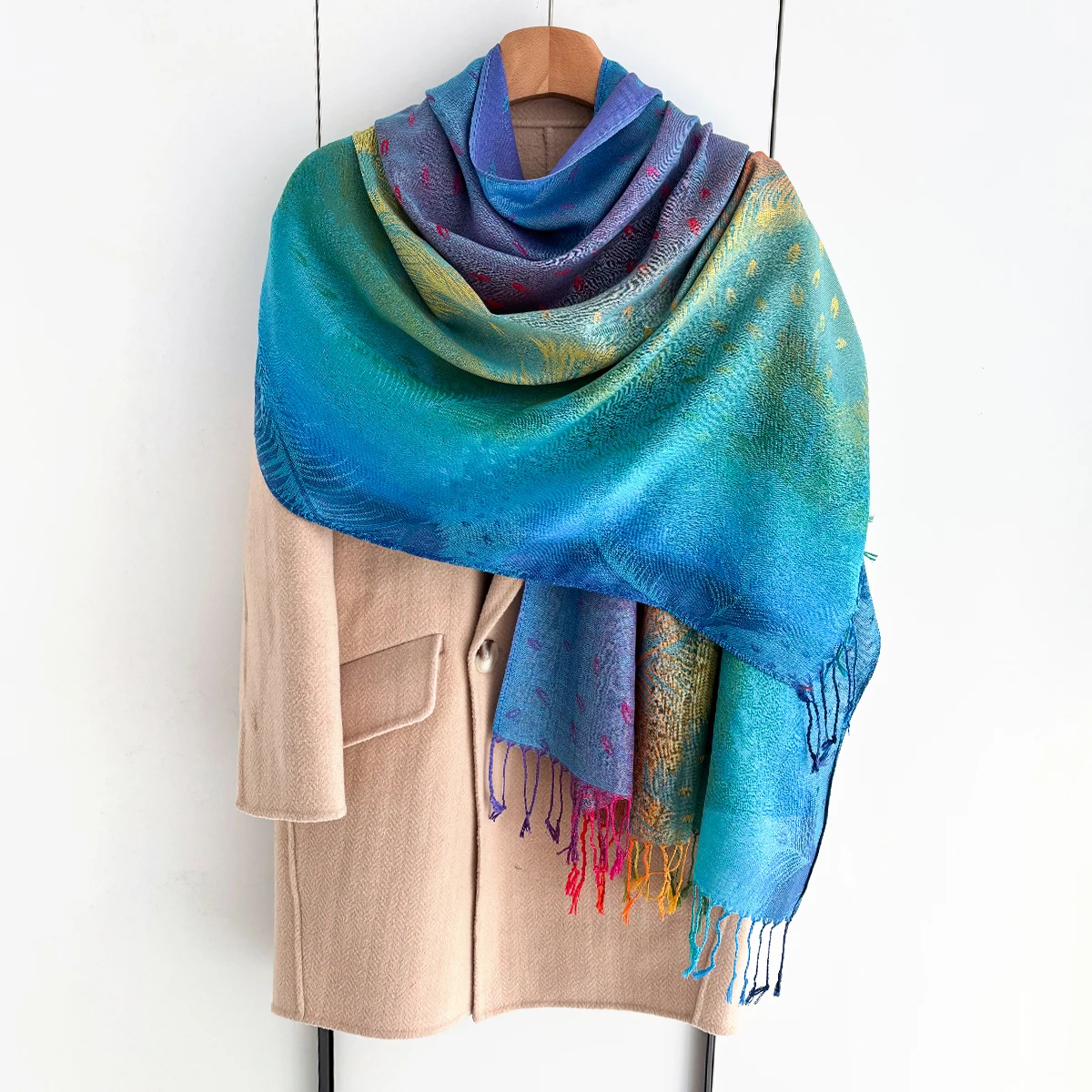 Regenbogen Farben Winter Warm Dicken Ethnischen Stil Jacquard Schal Frauen Reisen Moslemisches Hijab Kaschmir Quaste Schal Wrap Pashmina
