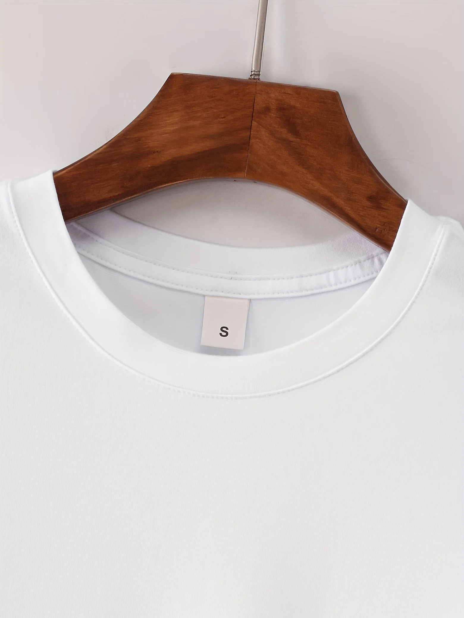 Camiseta feminina com estampa gráfica floral preta e borboleta vermelha – blusa casual de manga curta com gola redonda, máquina de ajuste regular