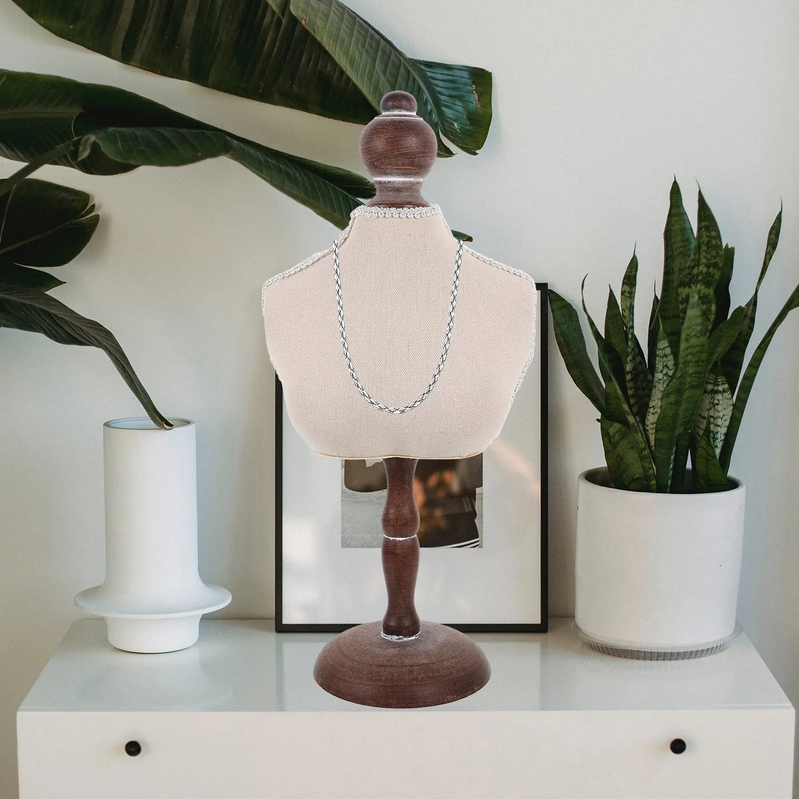 

Винтажная подставка-бюст для демонстрации украшений: идеальное решение для организации и показа колье, подвесок и браслетов в магазине, дома или на выставке.