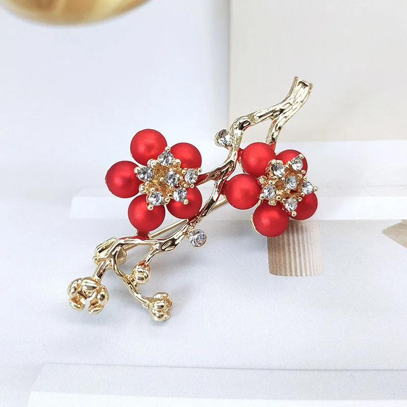 

High-end niche plum blossom-shaped brooches, niche artistic flower badges, brooches, and retro-style accessory pins