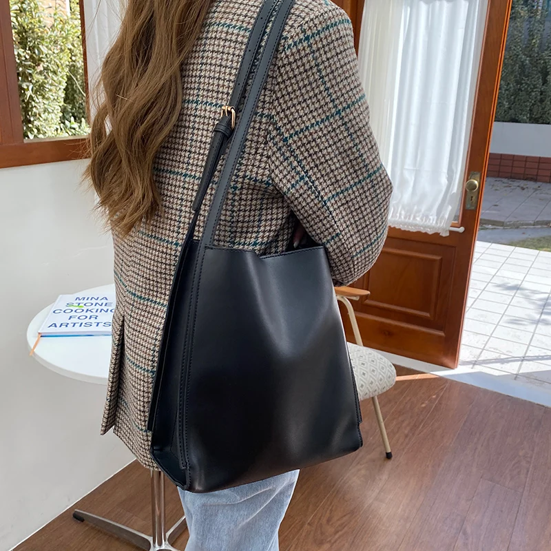 Large Capacity Tote Bags For Women 2022 New PU Retro Chic Commuter Bucket Bag Simple All-Match Shoulder Bags