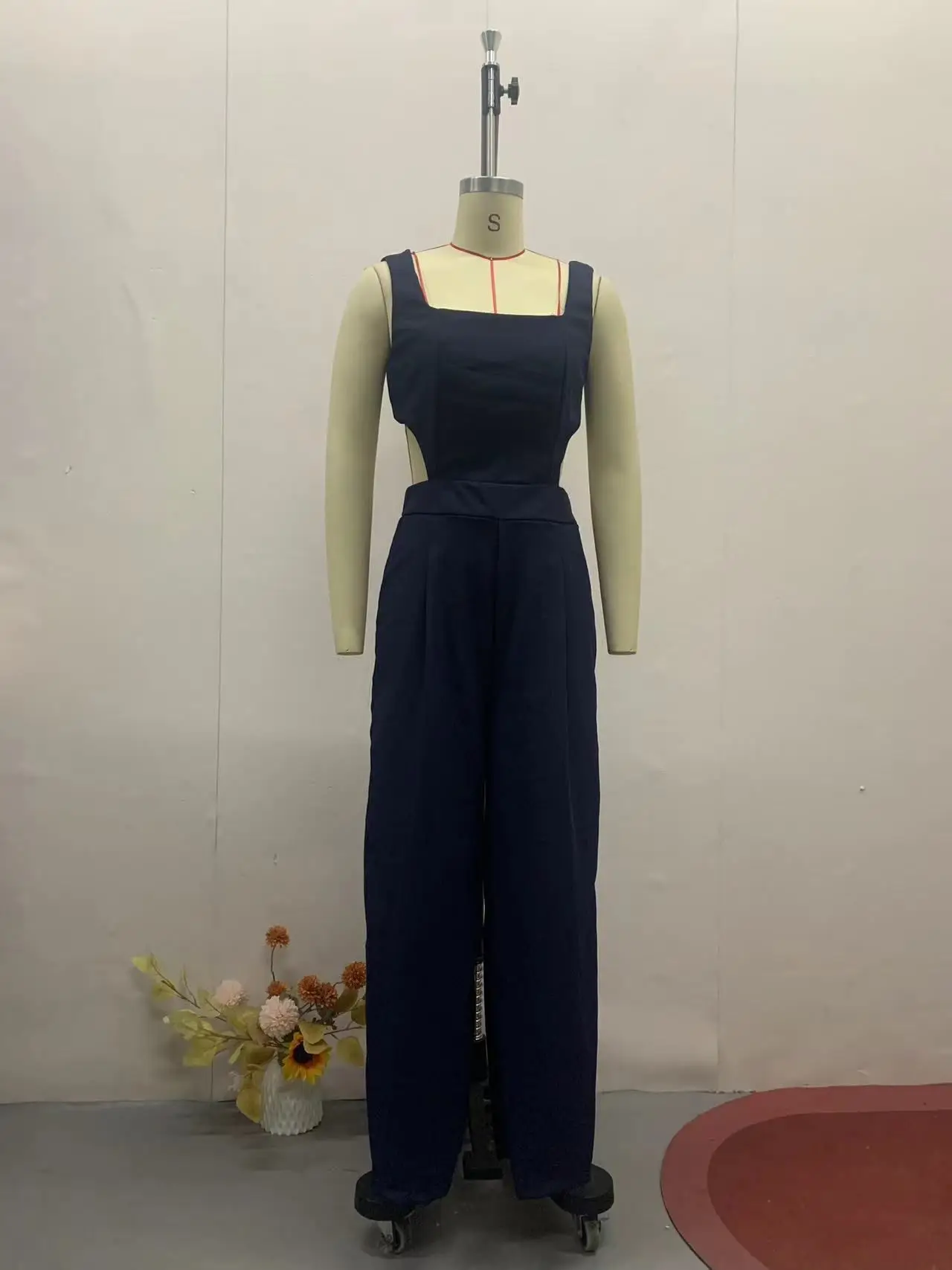 Pakaian Wanita Jumpsuit Kaki Lebar Warna Polos Angkatan Laut Tanpa Lengan Leher Persegi Wanita Mode Baru Eropa Amerika Musim Panas 2025