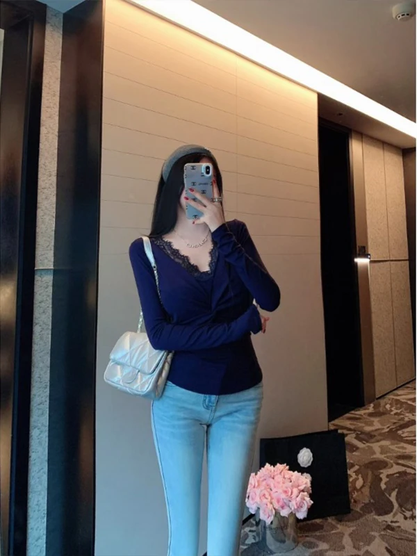 

Women's Black Long-sleeve T-shirt White V-neck Knik Lace-trimmed Base Layer Tops Autumn Chic Versatile Office Commute Outfits