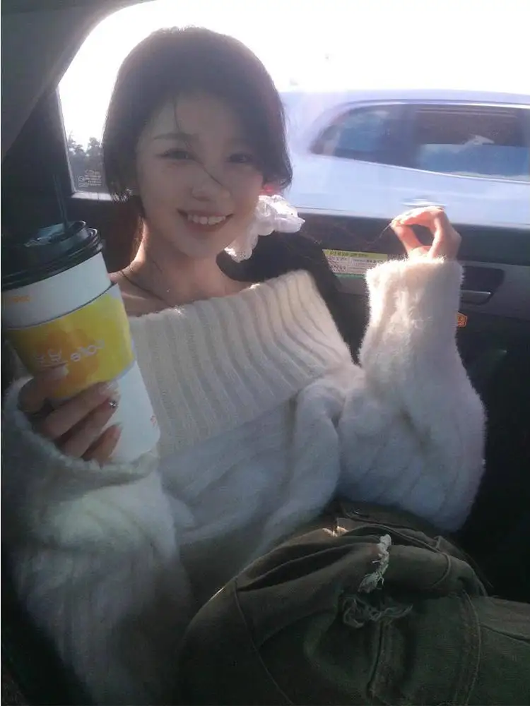 

Белый свитер на одно плечо с отложным воротником, женский осенне-зимний новый нежный вязаный топ высокого класса, модный для поездок на работу, L...