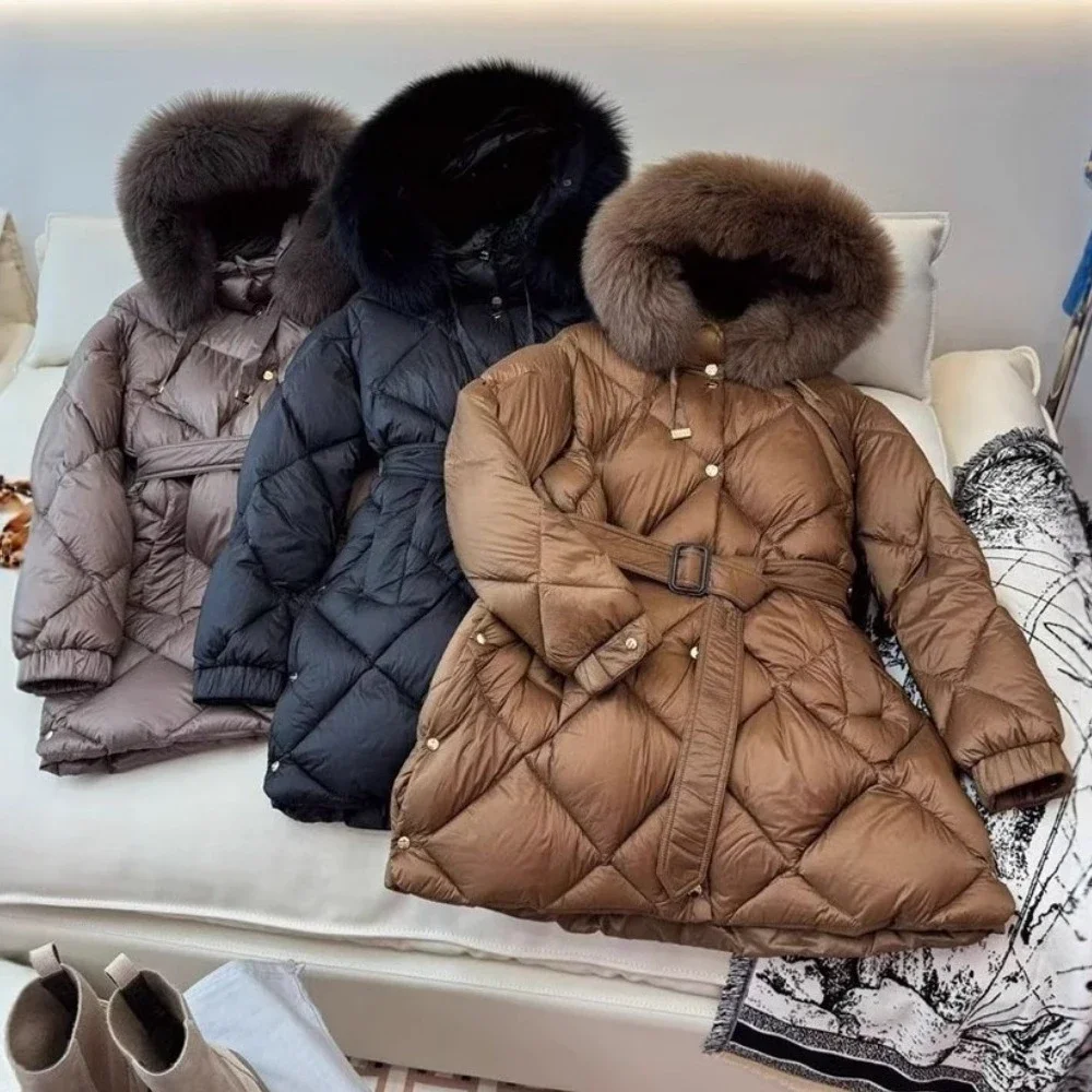 ريال فوكس الفراء أسفل سترة فاخرة النساء 2025 الخريف الشتاء جديد طوق الأبيض بطة أسفل معطف موضة الاتجاه مقنعين حزام معطف المرأة