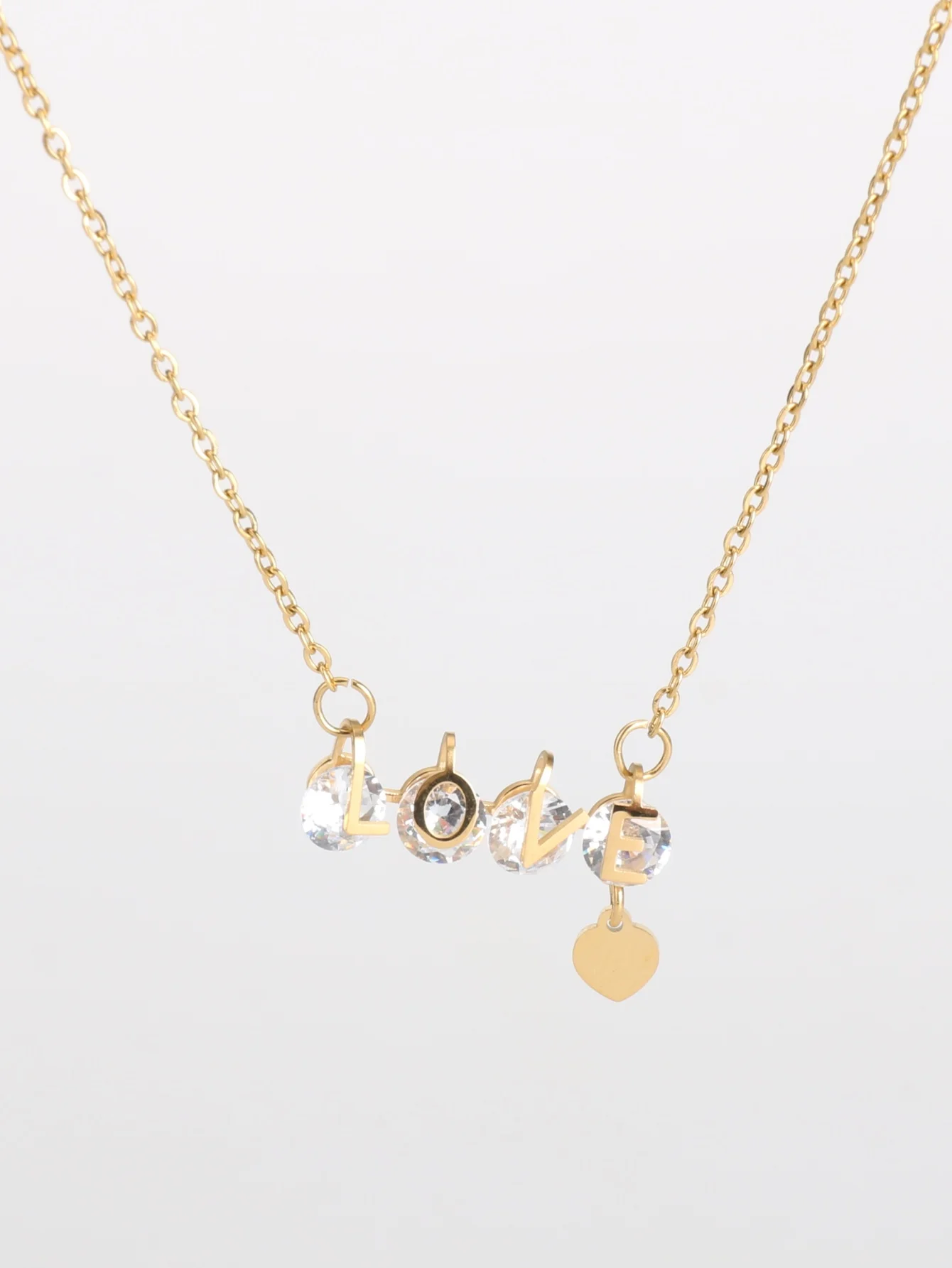 1 Piece of Stainless Steel 18K Gold-Plated Love Letter Necklace with Rhinestones, Light Luxury Romantic Heart-Shaped Clavicle Chain, Suitable for Women's Daily Wear, Dating, Banquets, Parties / Workplace, and Various Occasions