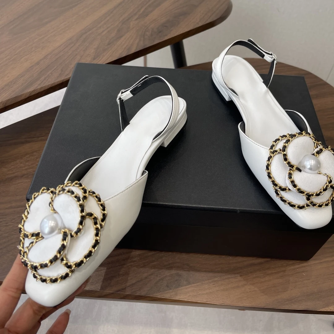 

Горячая новинка: Женские кожаные туфли-балетки с цветочным узором и жемчужной отделкой, с открытым квадратным носком, элегантные сандалии с цепочкой