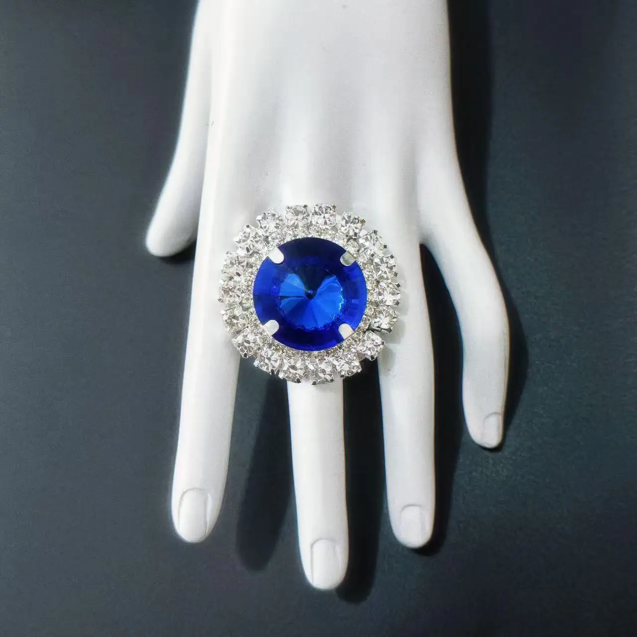 Elegant and exquisite ladies\' shiny Rhinestone large round adjustable ring suitable for women\'s daily party wearing jewelry acce