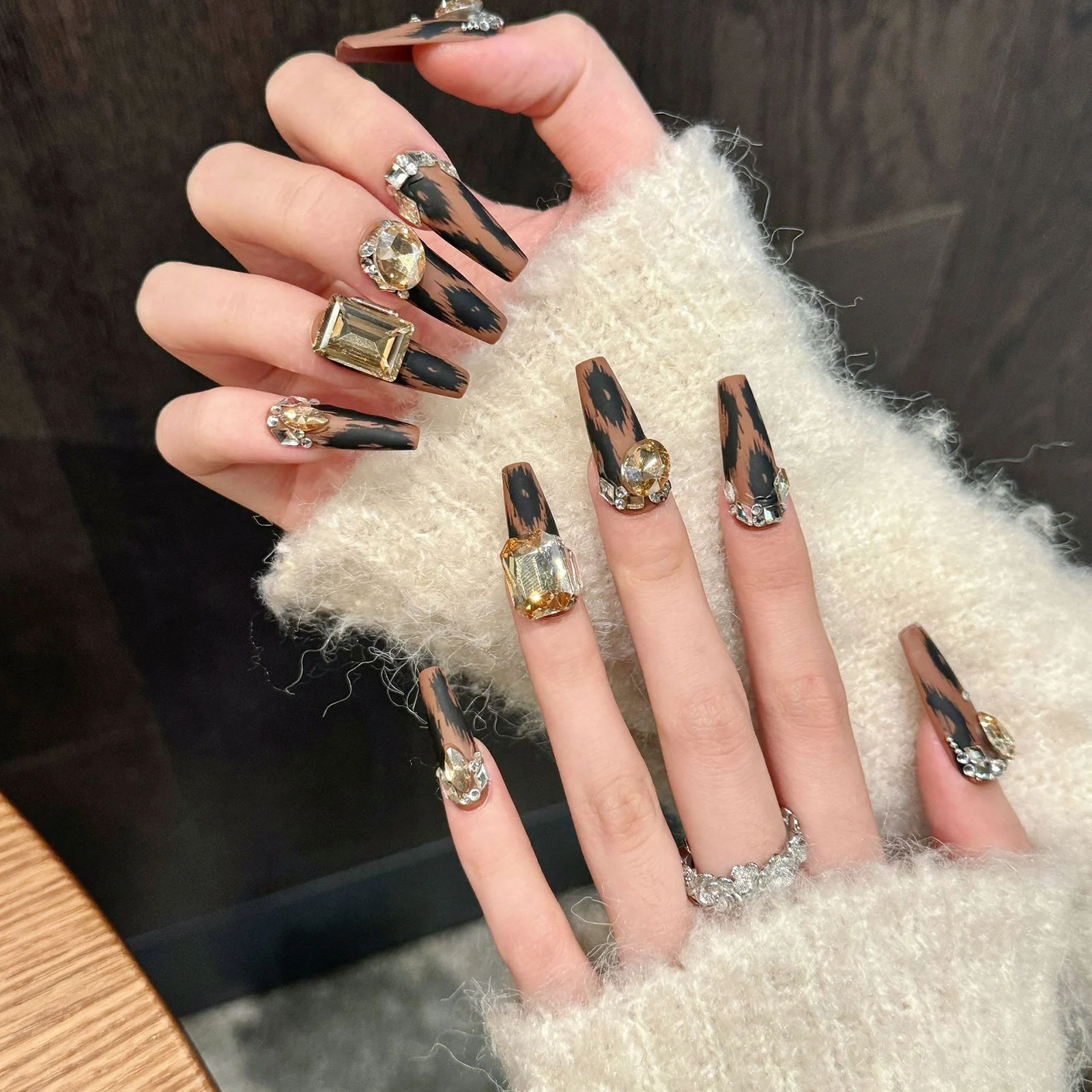 unhas-posticas-reutilizaveis-com-efeito-fosco-e-estampa-de-leopardo-modelo-longo-em-formato-de-caixao-com-aplicacoes-de-strass-ideais-para-festas-de-outono-e-inverno-conjunto-de-resina-de-luxo