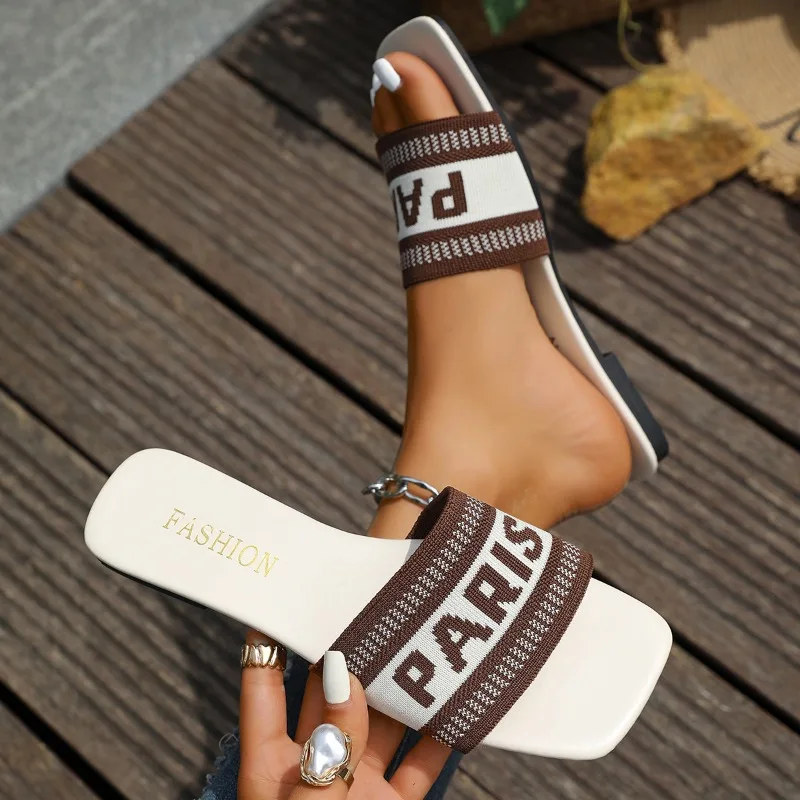 2025 المرأة صندل مسطح النعال الصيف جديد اللون حجب خطابات المنسوجة النسيج كلمة سحب لينة أسفل الترفيه المنزل النعال #3