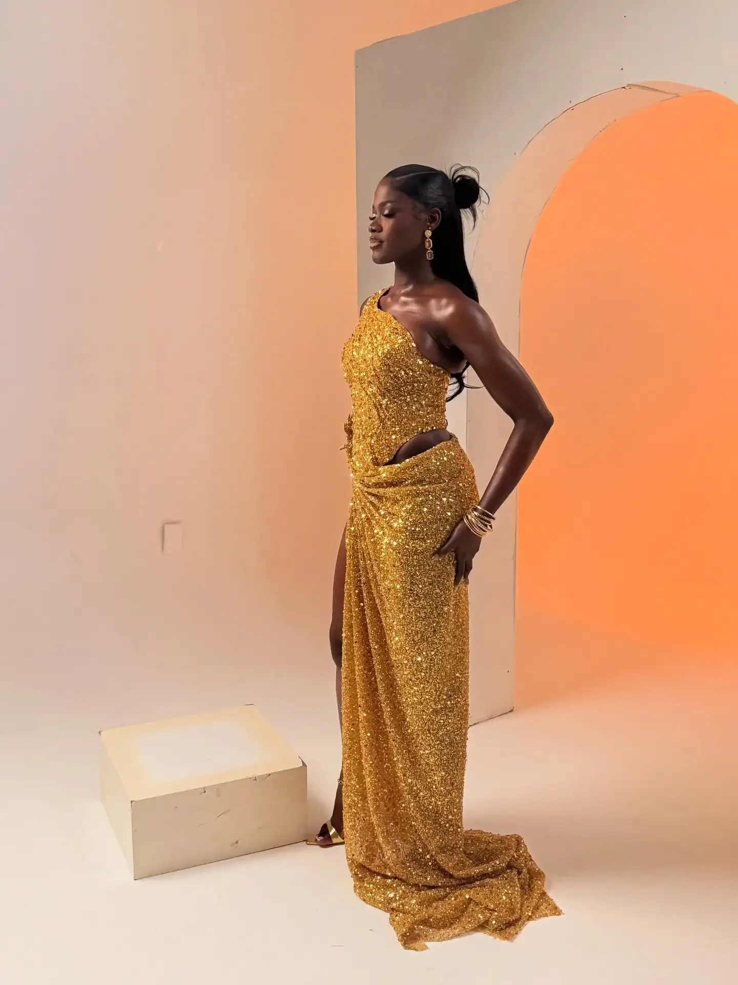 Charmantes goldenes Pailletten-Meerjungfrau-Abendkleid, schwarzes Mädchen-Geburtstagskleid, sexy One-Shoulder-Split-Ballkleid, individuell gestaltet