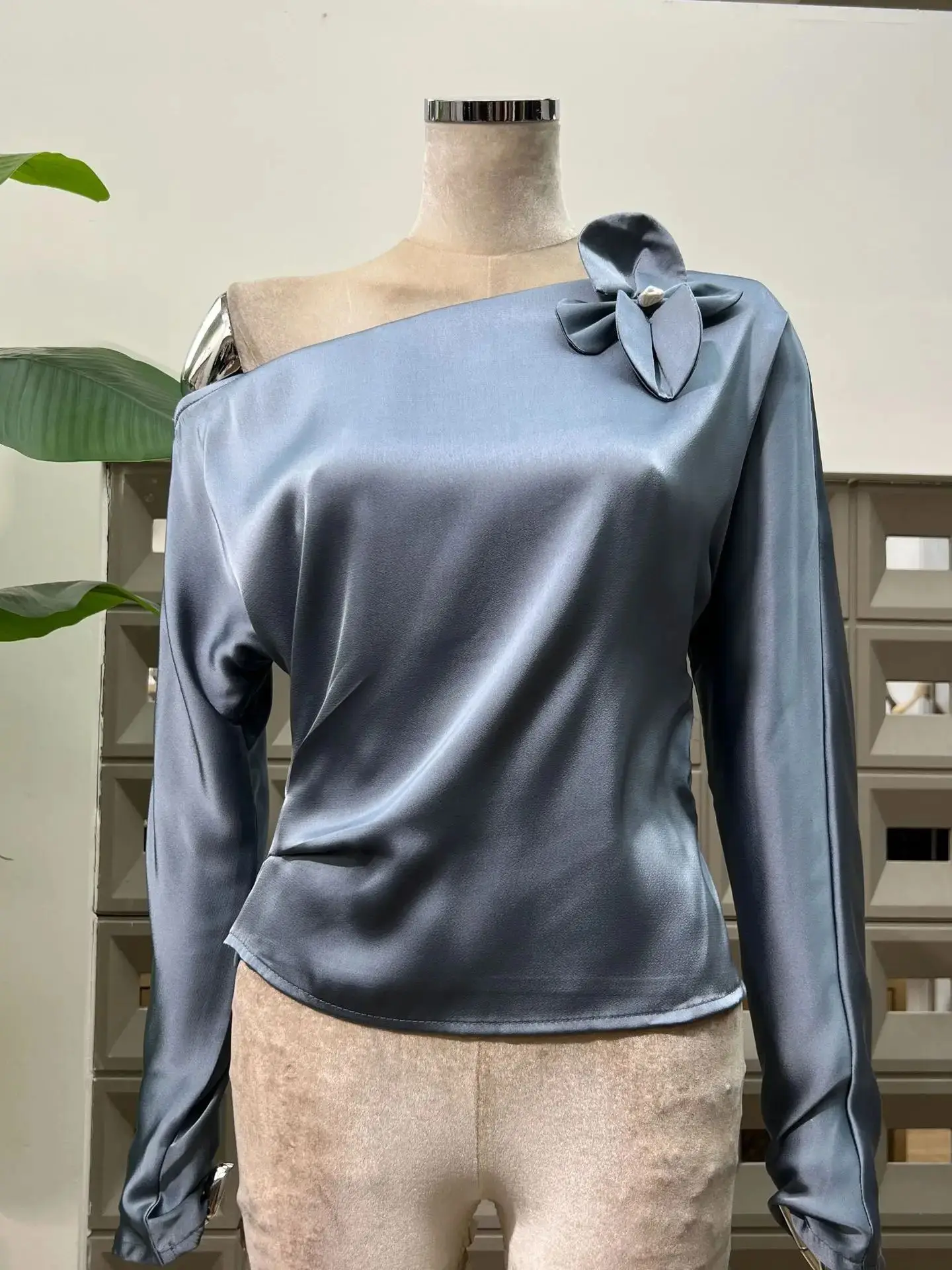 

Осенняя новинка, женская повседневная футболка с 3D лоскутным цветочным принтом и косым воротником, футболка с длинными рукавами, минималистичная однотонная модная рождественская одежда