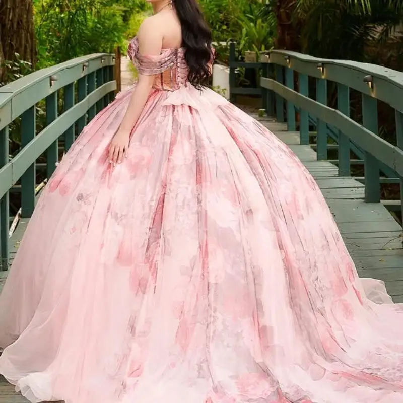 فستان Quinceanera أزرق لامع مخصص برقبة على شكل حرف v مزين بالدانتيل تول وذيل طويل فيستدوس دي 15 Quinceanera ﻿