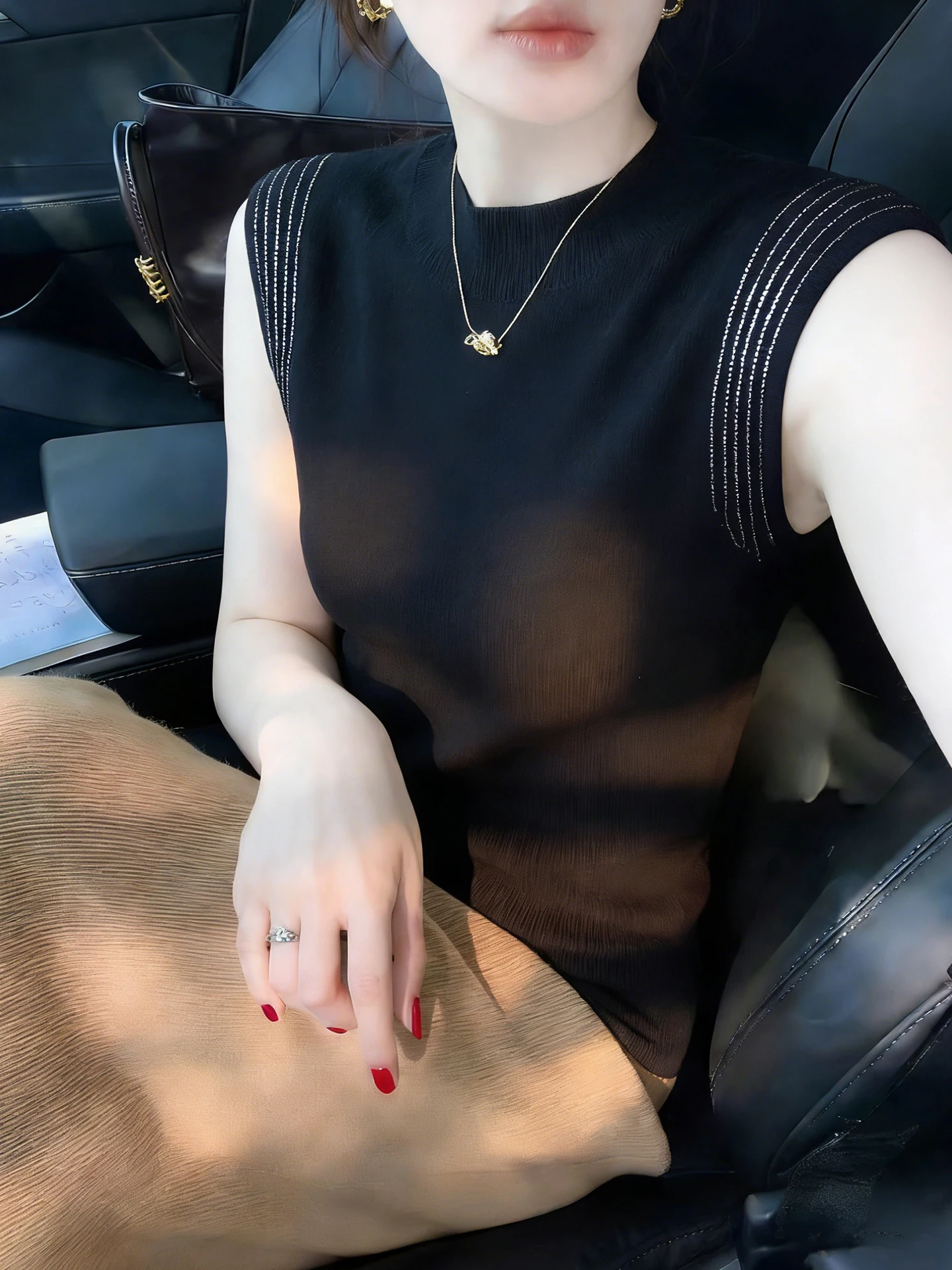 

Black Sleeveless Knitted Vest with Rhinestones Slim Fit Base Shirt Spring New Style Fashionable Luxury Trendy Inner Wear Top