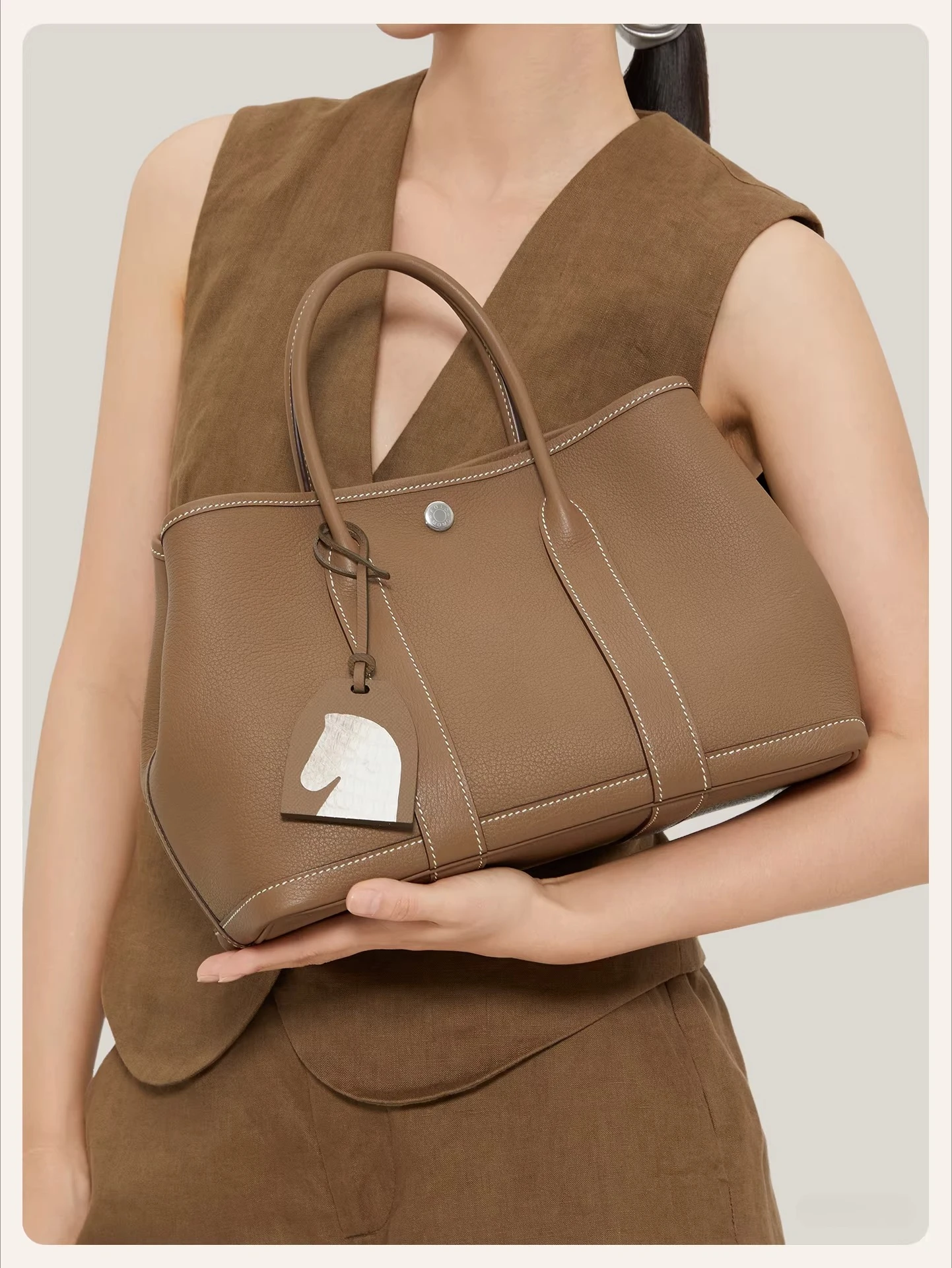 

2026 Женский брелок-подвеска ручной работы из экзотической кожи в виде головы лошади, роскошный автомобильный декор, украшение для сумки