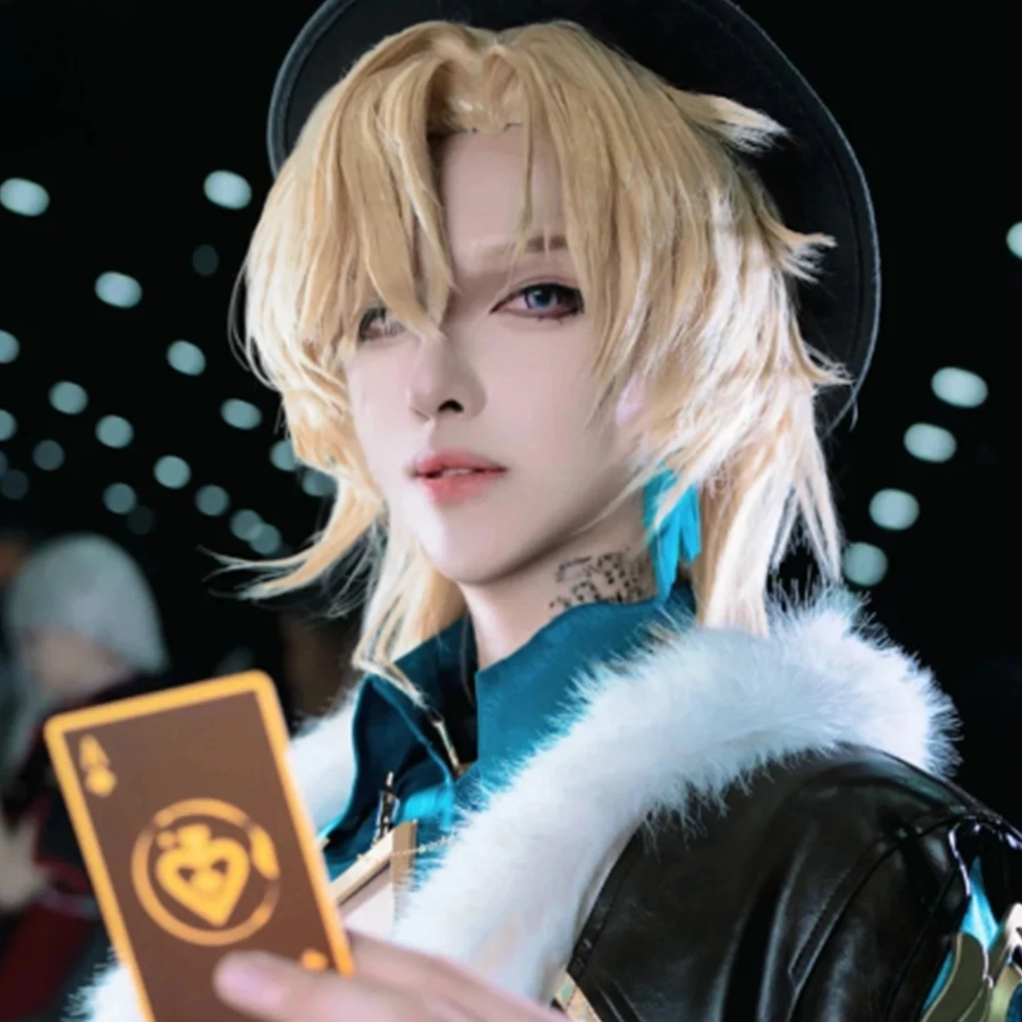 Honkai Star Rail用サンドゴールドコスプレウィッグ - 若々しい少年風スタイル、リアルな頭皮、狼の尻尾、フリップアップヘアスタイル、フルヘッドウィッグ