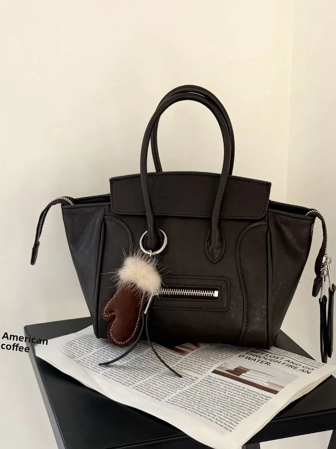 

2025 New Smile Face Tote Bag Large Capaci Leather Handbag Commuter oulder Crossbody Bag Casual Simple Sle Ladies Bag