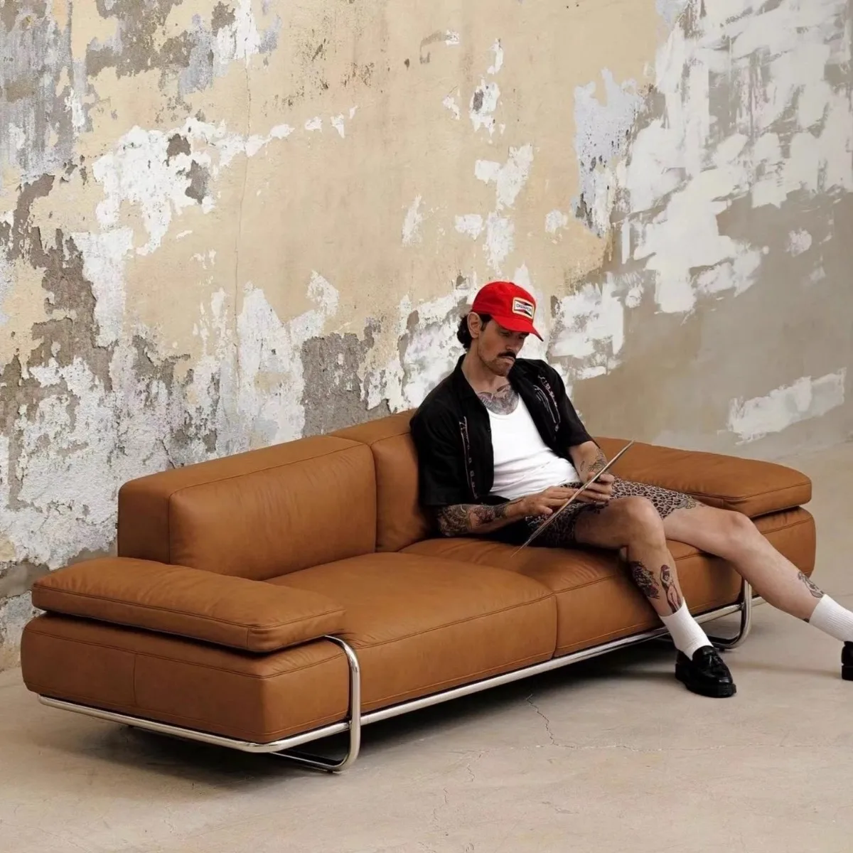 

Medieval minimalist suspension leather sofa Bauhaus stainless steel straight row sofa