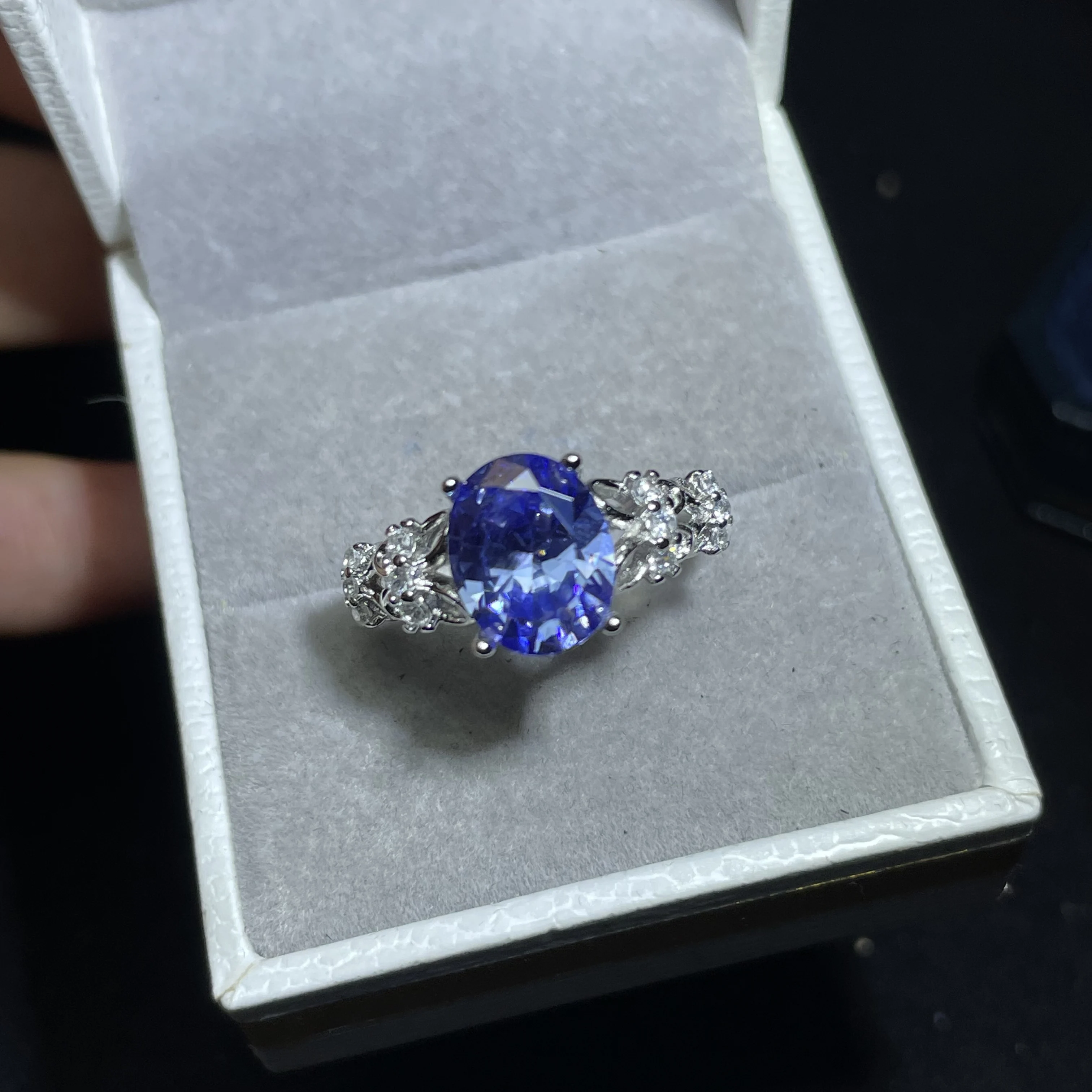 100% natural sapphire single gemstone combined with butterfly design in royal blue, custom-made high-end jewelry