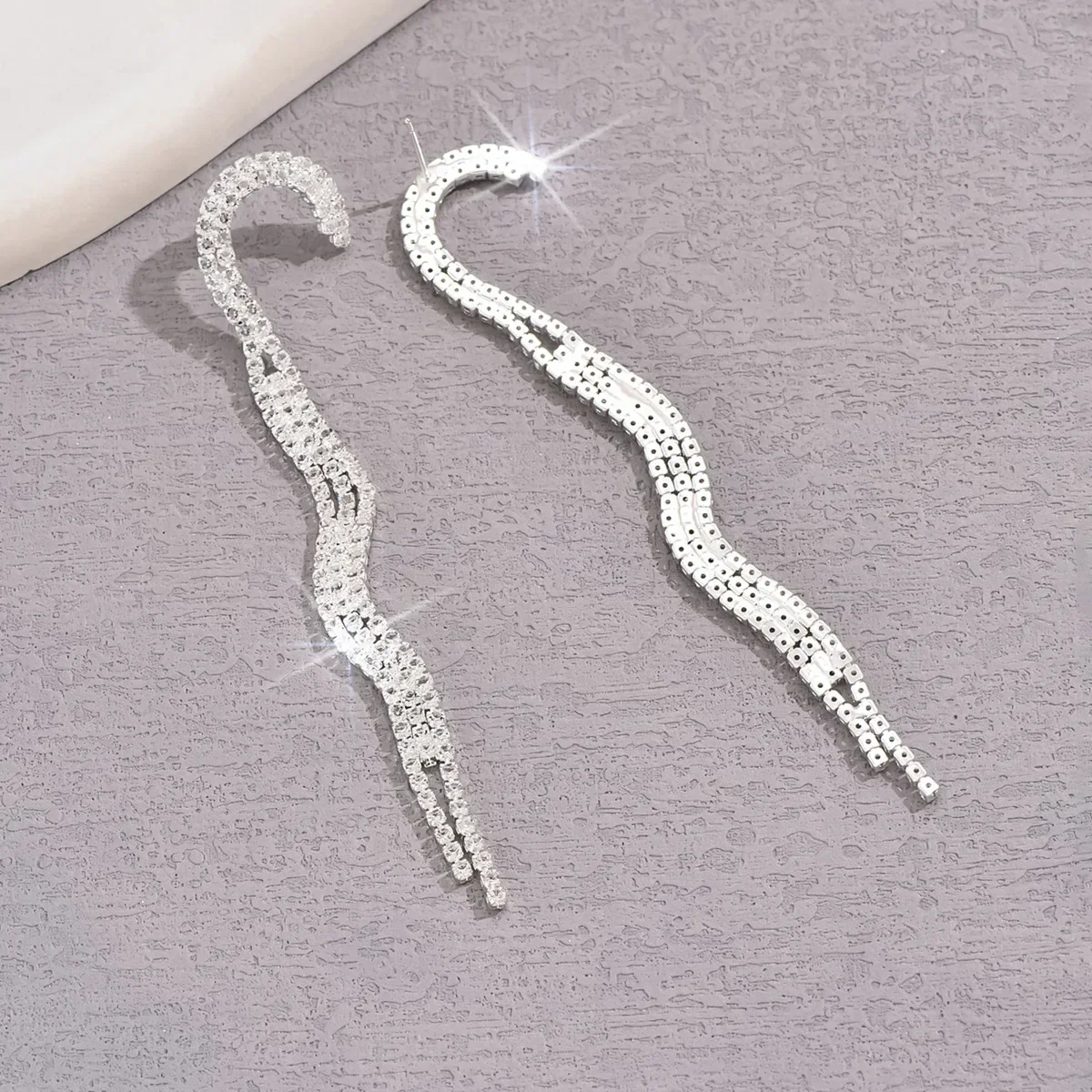 Personality Temperament Diamond Earrings for Women Fashion Snake Shaped Tassel Earrings Popular Super Fairy Earrings Lady Gift