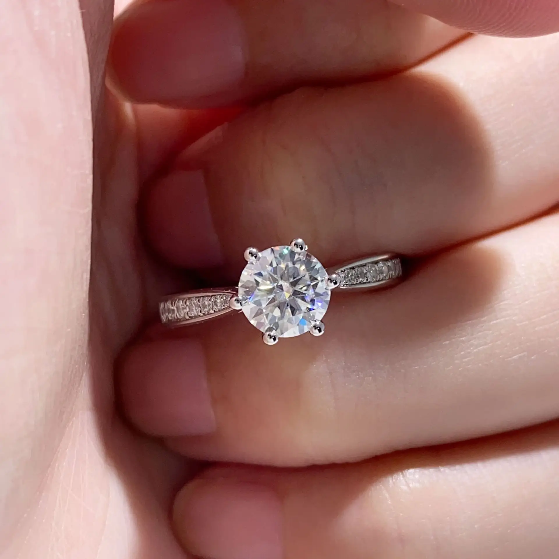 

Micro-Inlaid 6-Claw 1ct Star Queen Moissanite Ring Women PT950 Platinum - Pure platinum, stable claws, brilliant star shine