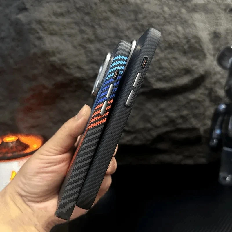 Etui Geometryczne z Włókna Węglowego z Teksturą 3D i Wypukłym Wzorem, Kompatybilne z Magsafe, do Bezprzewodowego Ładowania, Twarde Etui Ochronne na iPhone 17 16 14 Pro 13 12 15 Pro Max — zdjęcie produktu 2