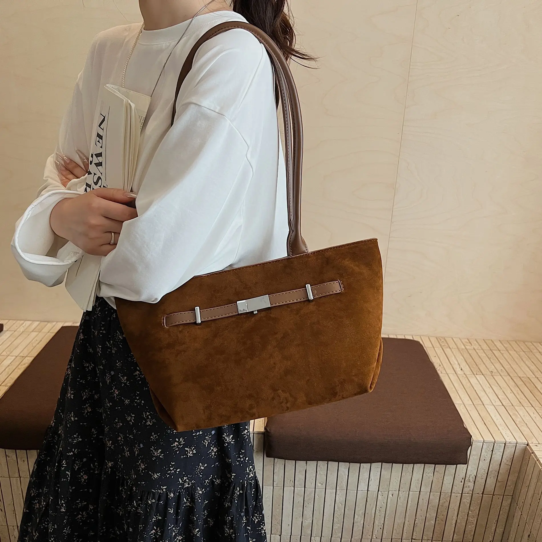 

Корейская матовая сумка-тоут в стиле ретро, женская однотонная минималистичная сумка на плечо большой вместимости, женская шикарная сумка под мышками, 2025