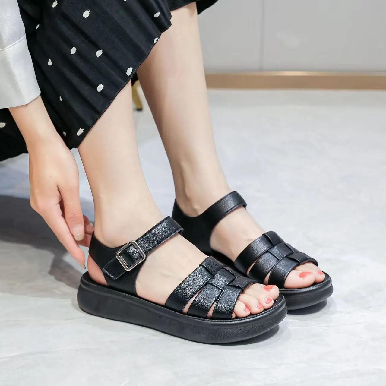 

Женские летние кожаные сандалии на толстой подошве с открытым носком, мягкая подошва, нескользящие легкие повседневные спортивные сандалии на липучке на плоской подошве