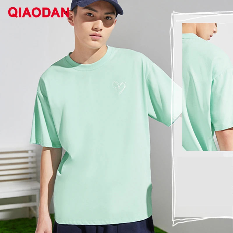 QIAODAN الرجال الجافة تي شيرت مجسم 2025 الصيف متماسكة تنفس يمكن ارتداؤها خفيفة الوزن نمط غير رسمي الطباعة البلوز العلوي XHS23231525