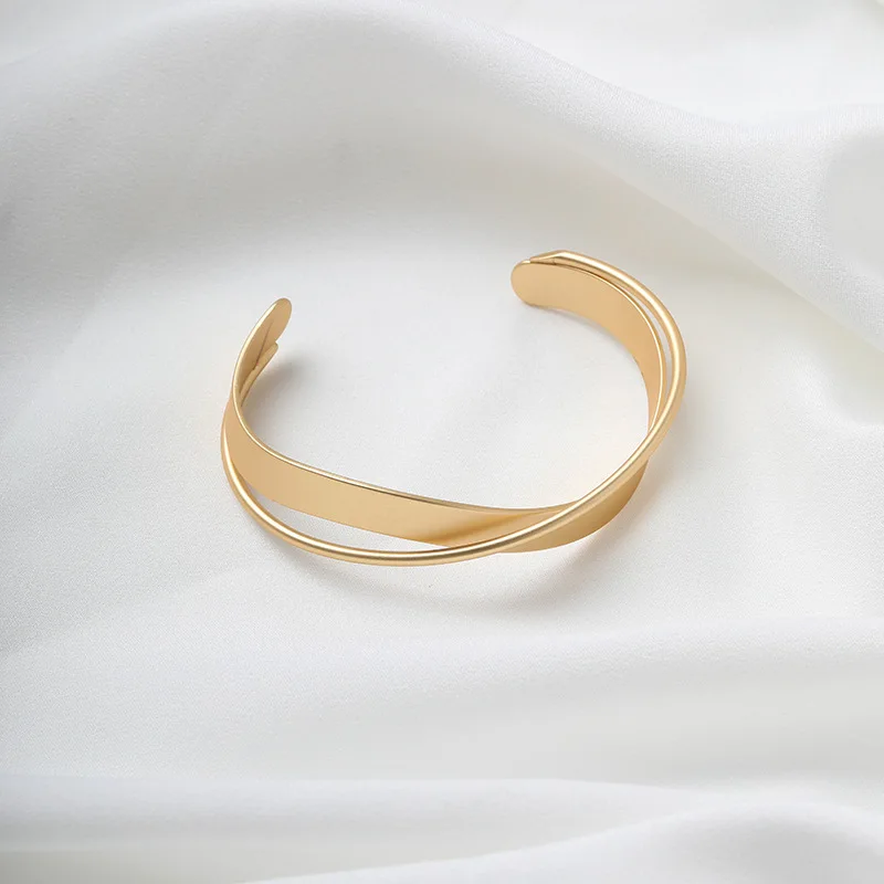 

Tileni matte minimalist Mobius ring bracelet for women's handmade accessories, light luxury and niche