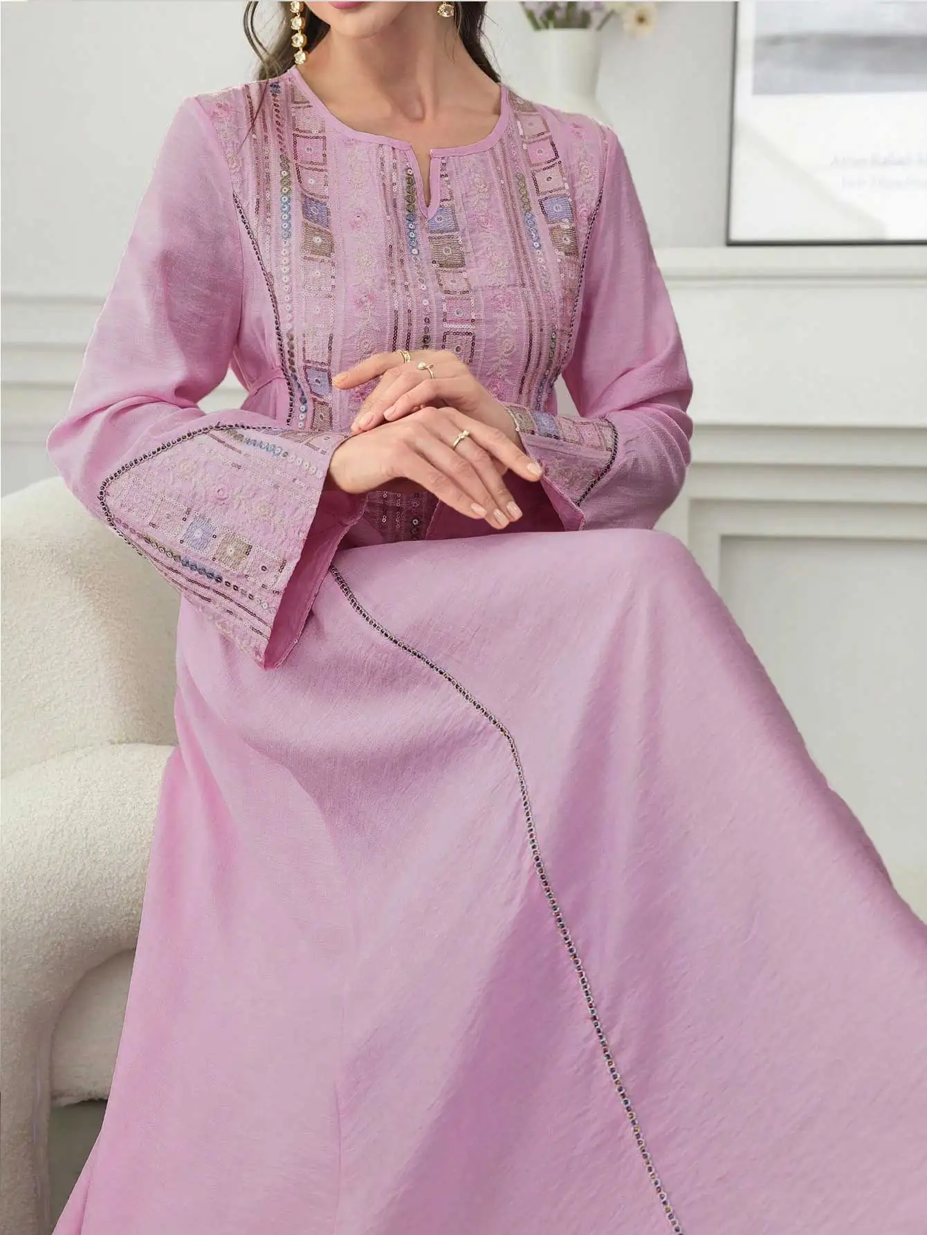 عباية أرجوانية فاتحة مستوحاة من دبي لعام 2025 بأنماط مطرزة معقدة على الياقة والأصفاد مثالية للمناسبات الثقافية العربية