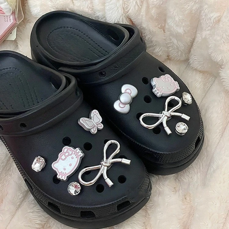 MINISO Hello Kitty bandul sepatu keperakan Set dekorasi plastik kartun lucu untuk bakiak & sandal hadiah SEMPURNA UNTUK ANAK laki-laki perempuan