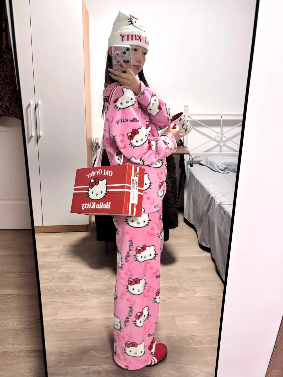 

Hello Kitty pajamas, thickened for autumn and winter, cartoonish, cute, and suitable for casual homewear sets.