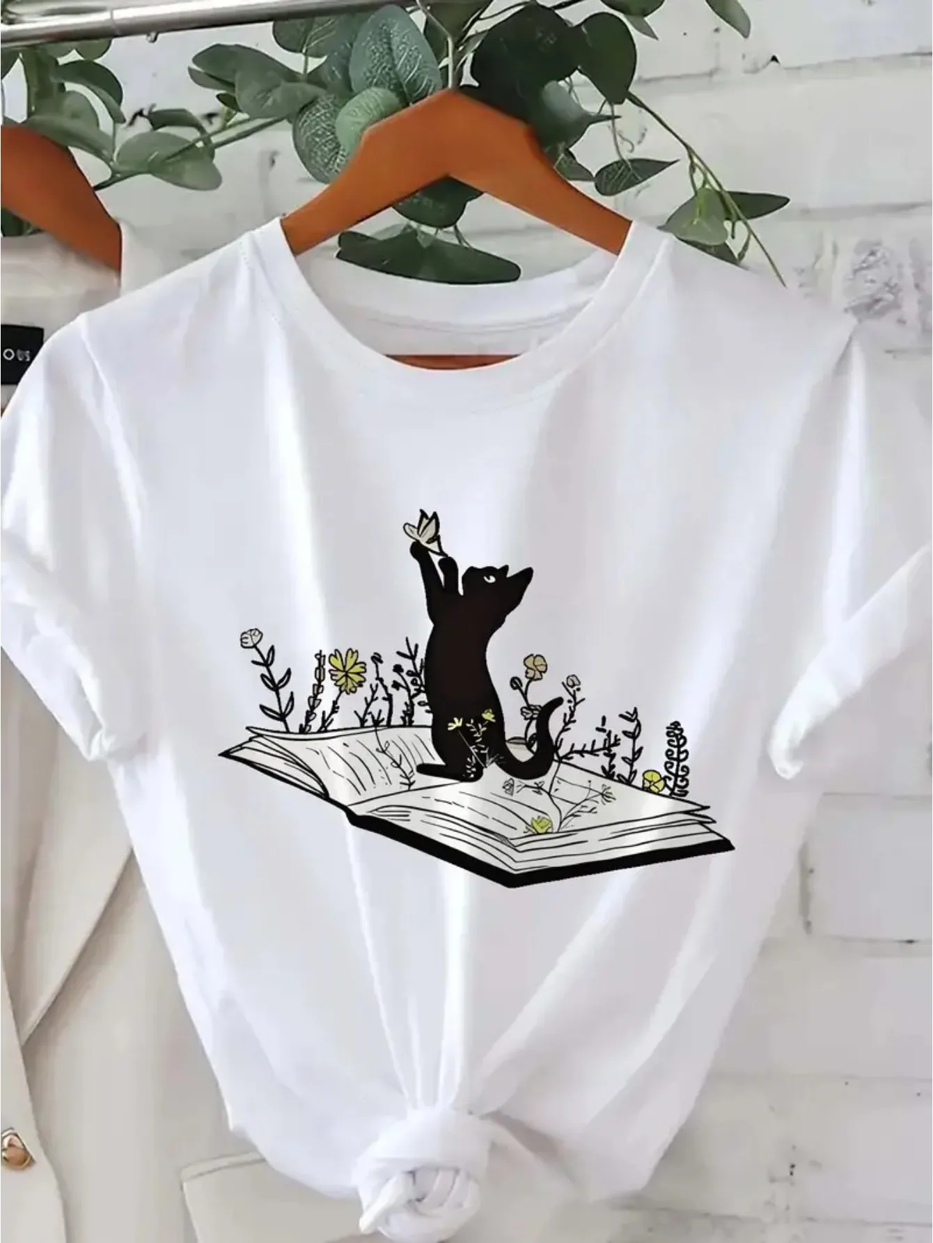 Women's with Black Cat Book Illustration Casual Round Neck Tee Harajuku Short Sleeve Casual Aesthetic Clothes Graphic T Shirts