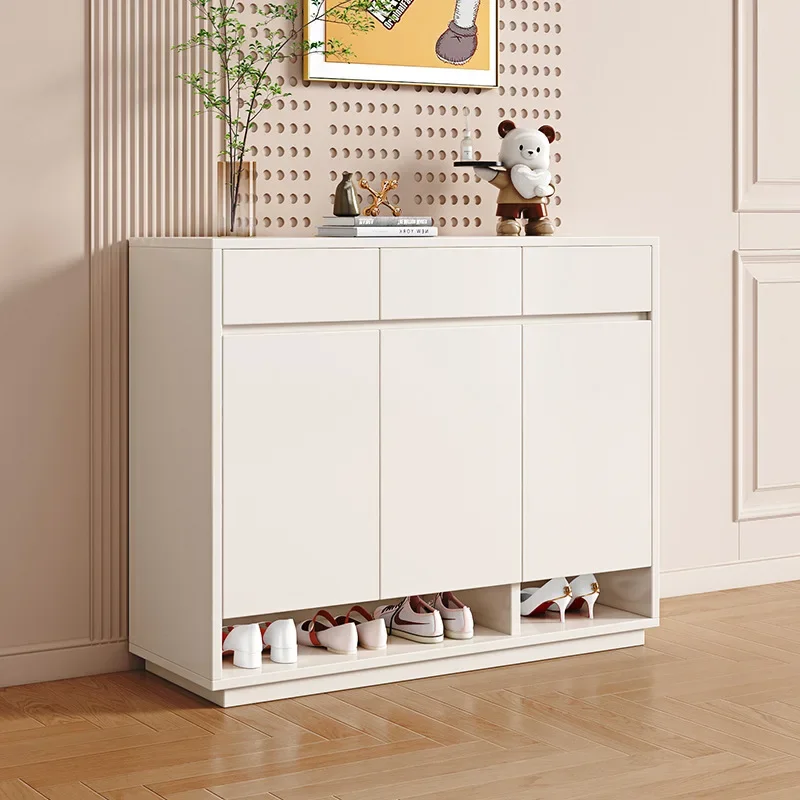 سعة كبيرة عند باب المنزل، وخزانة تخزين بسيطة عند الباب، ورف أحذية للشرفة #3