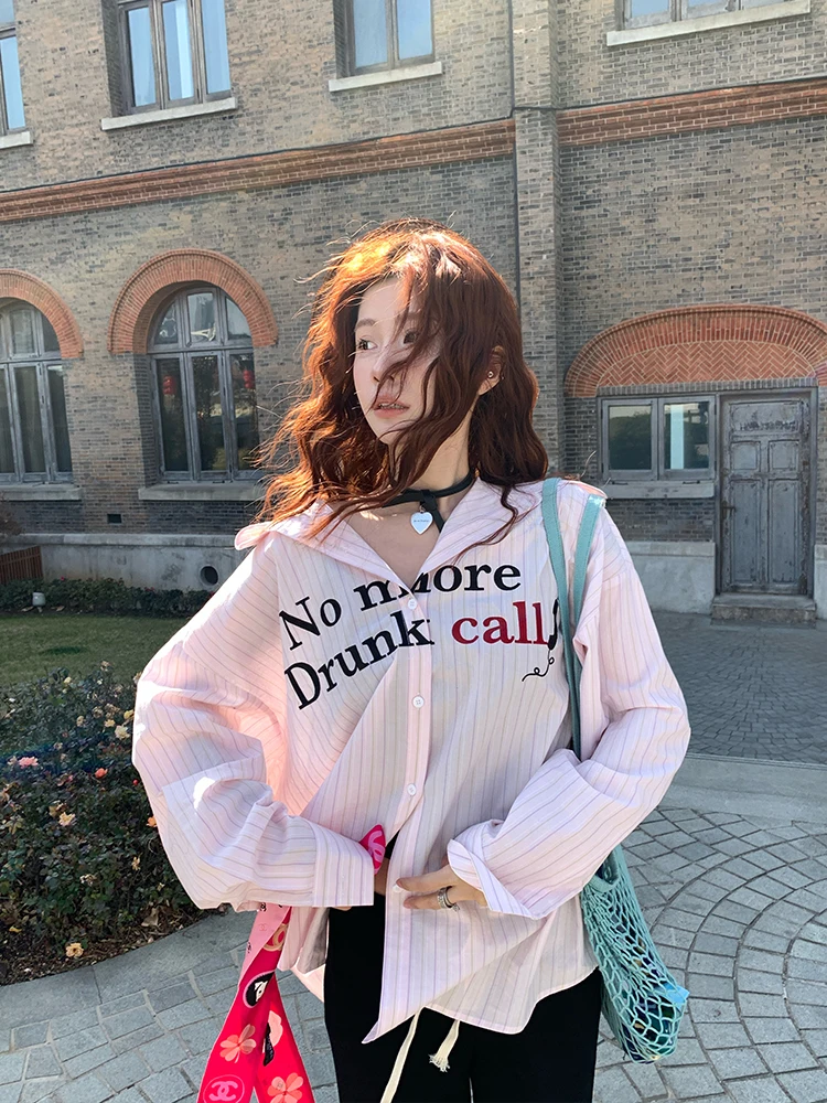 

Стильная женская рубашка-жакет оверсайз в полоску, свободного кроя, розового цвета, с длинными рукавами, на пуговицах, из хлопка