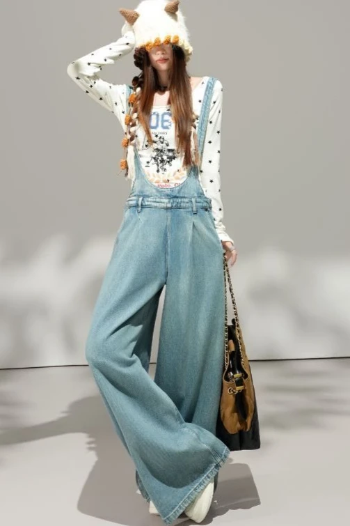 

Новый женский комбинезон из денима на весну/лето 2026: свободные брюки с широкими штанинами на бретелях