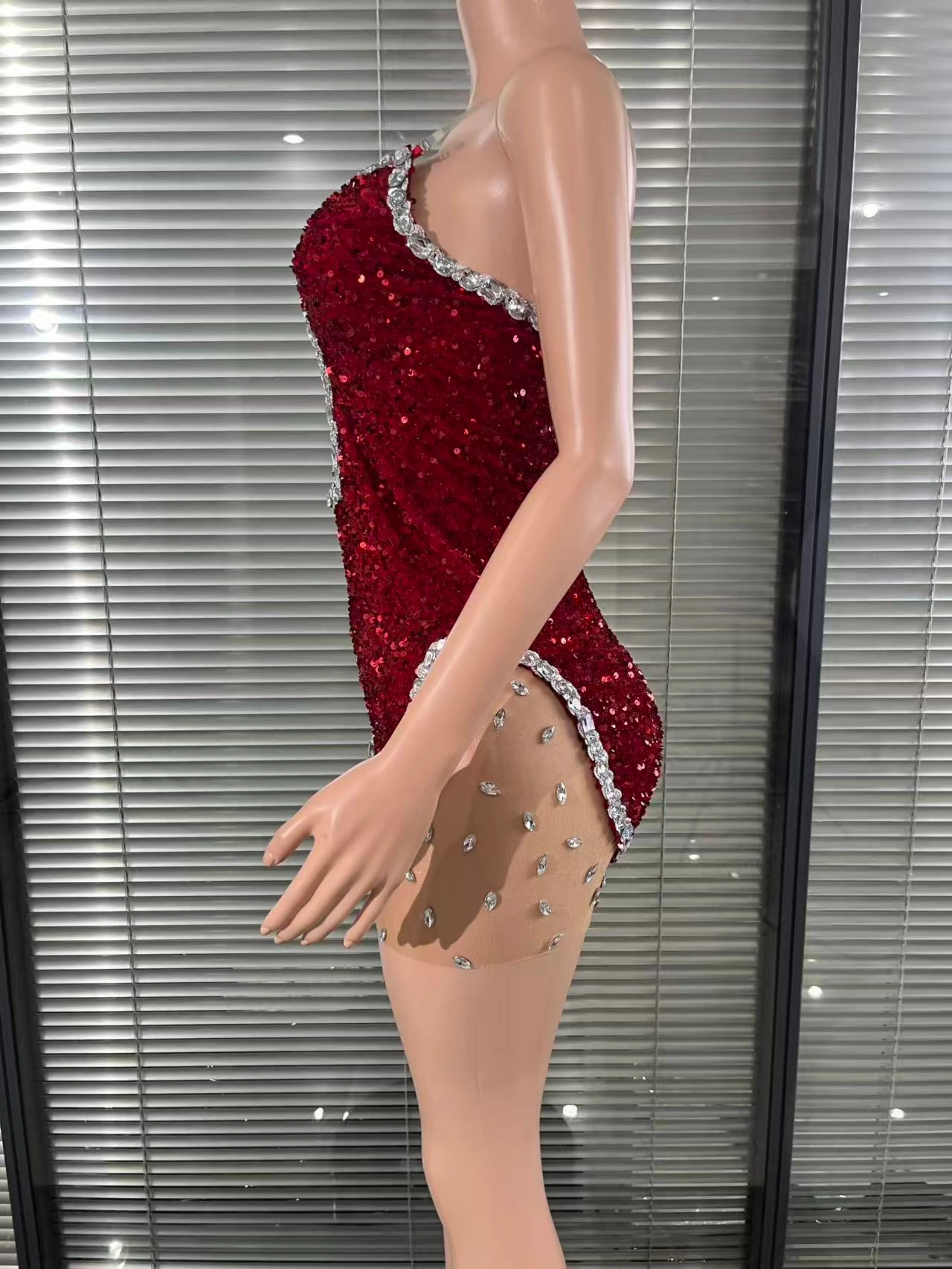 ชุดเดรสสั้นตาข่ายซีทรูประดับคริสตัลหรูหรา ประดับเพชรพลอยและเลื่อม สำหรับงานเลี้ยงฉลอง งานพรอม งานวันเกิด ถ่ายรูป