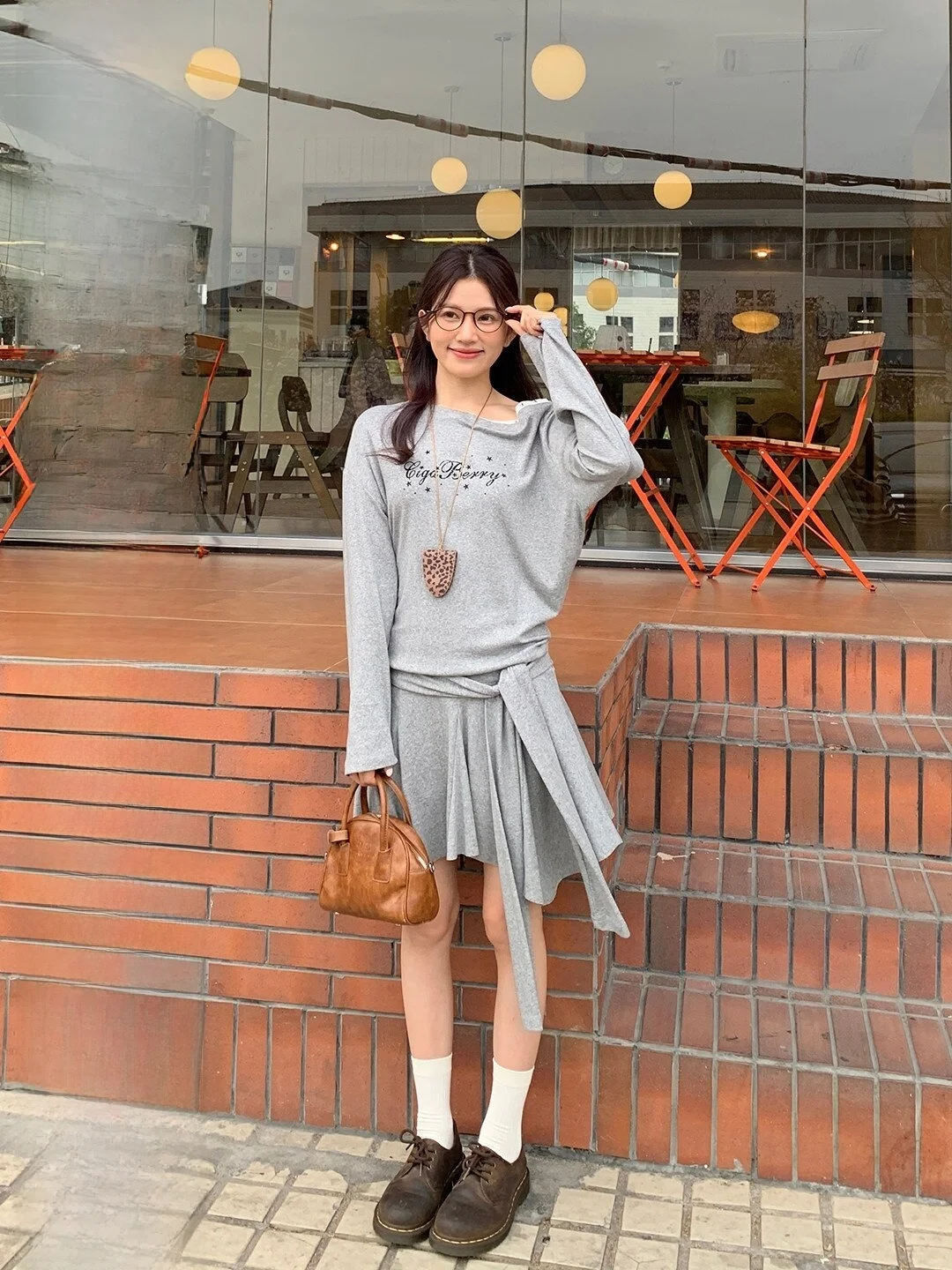 

Комплект: футболка с длинным рукавом и юбка, с открытыми плечами, для повседневной носки и свиданий, в нежном и стильном исполнении, повседневный модный женский весенний хлопковый костюм