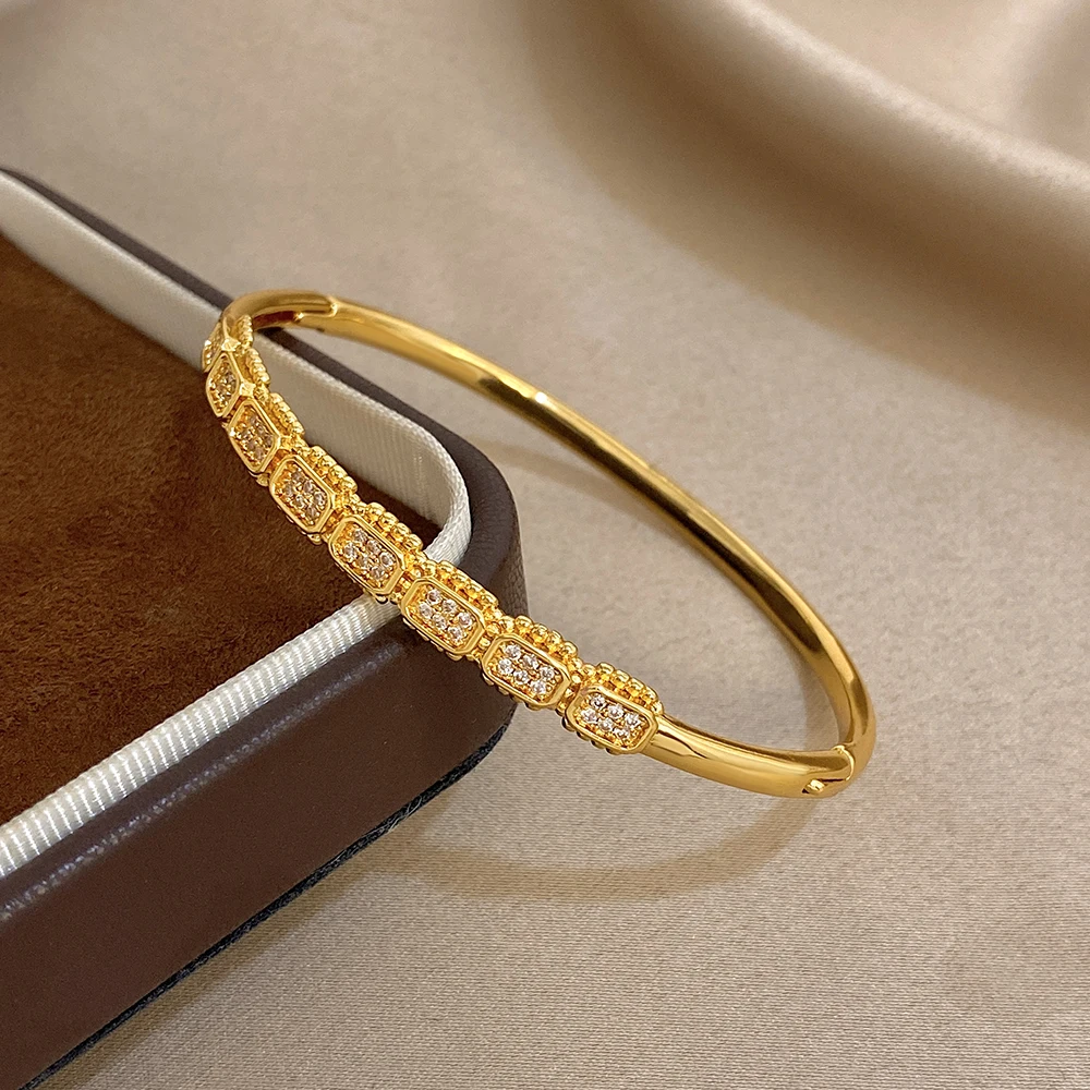 กำไลข้อมือทองชุบลายเรขาคณิตหรูหราสำหรับผู้หญิง กำไลเปิดได้ประดับเพชรทรงสี่เหลี่ยม ดีไซน์สง่างาม แฟชั่นปี 2026 ของขวัญเครื่องประดับ