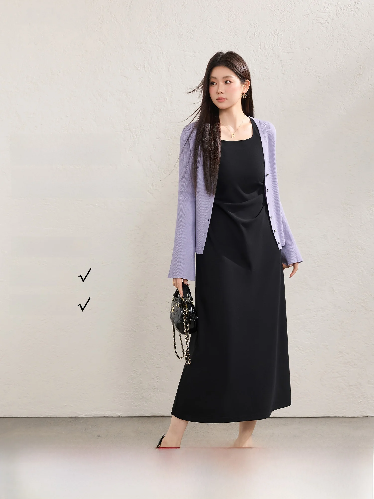 

Синее модное платье большого размера с квадратным вырезом, присборенной талией и приталенным силуэтом. Новинка весенней коллекции.