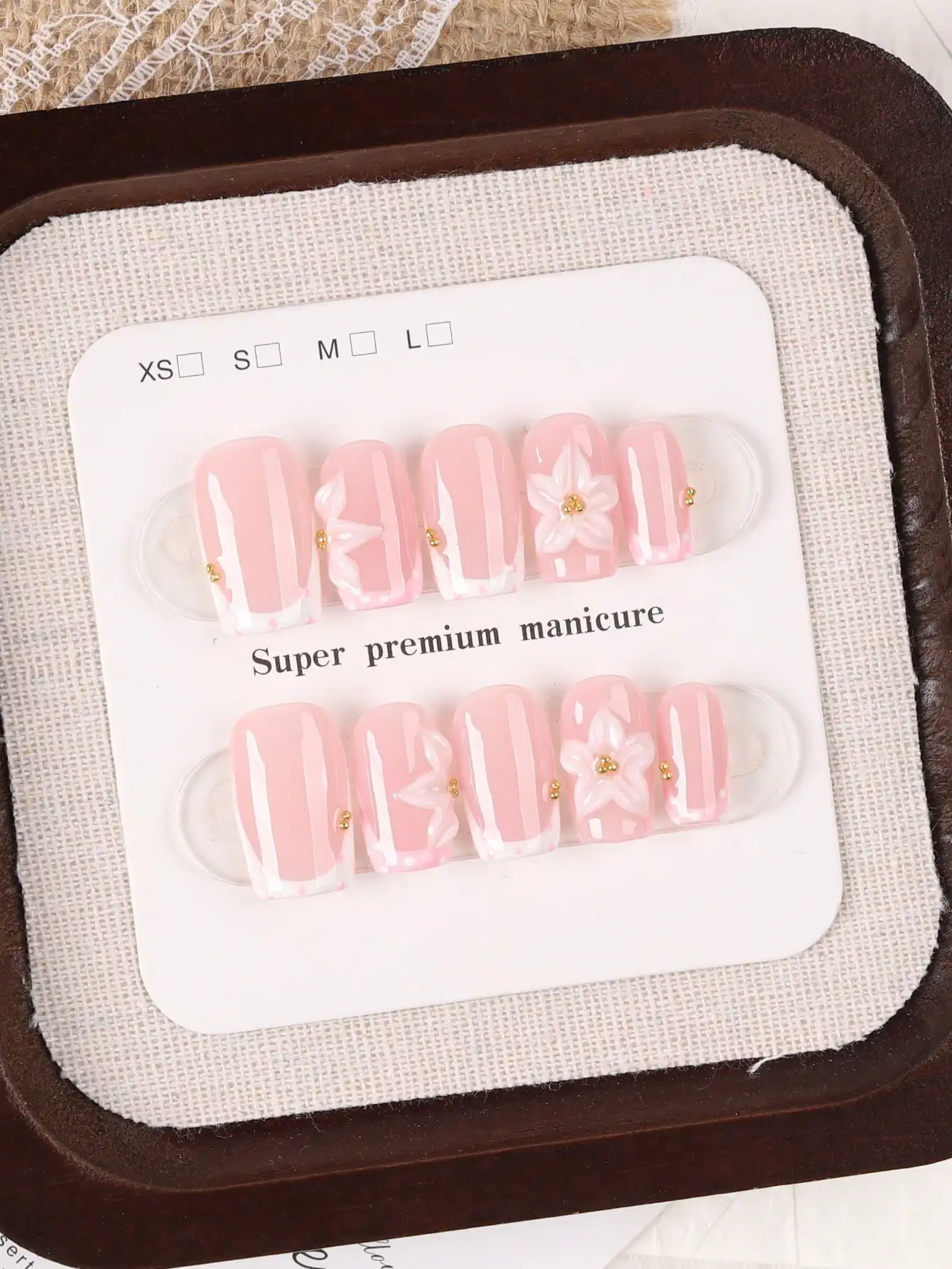10 Pieces of Short Rectangular Handmade Nails, Nude Pink Gradient Lace-Edged Glossy Fake Nails, with Gradient White French Tips, Decorated with 3D White Flowers and Mini Gold Beads; Reusable Nail Art, Suitable for Women's Daily Use, Dates, Weddings, and Vacations.