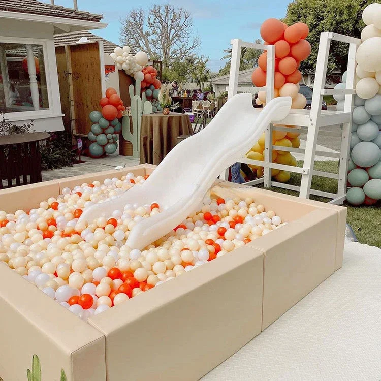Doppelspuriger, weißer Soft-Play-Bällebad mit Rutsche