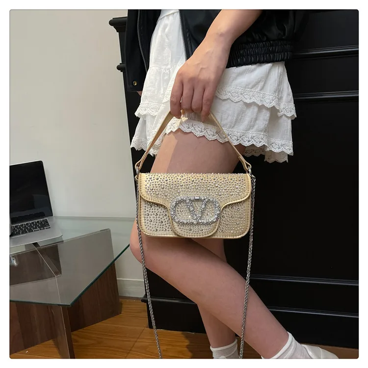 

Стильная повседневная простая большая сумка для отдыха и бизнеса с модным минималистским дизайном и логотипом