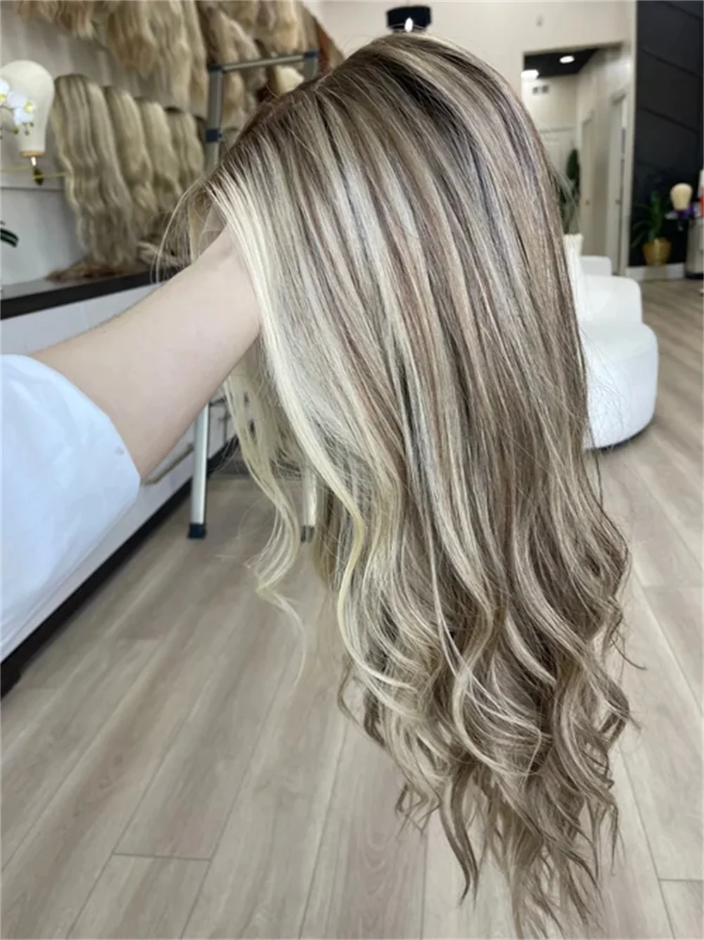 Long Wave Wig 13x4 Balayage Ash Blonde Synthetic Lace Front Wig Natural Wave Wig Preplucked Hairline Futura Fibre Female Wig