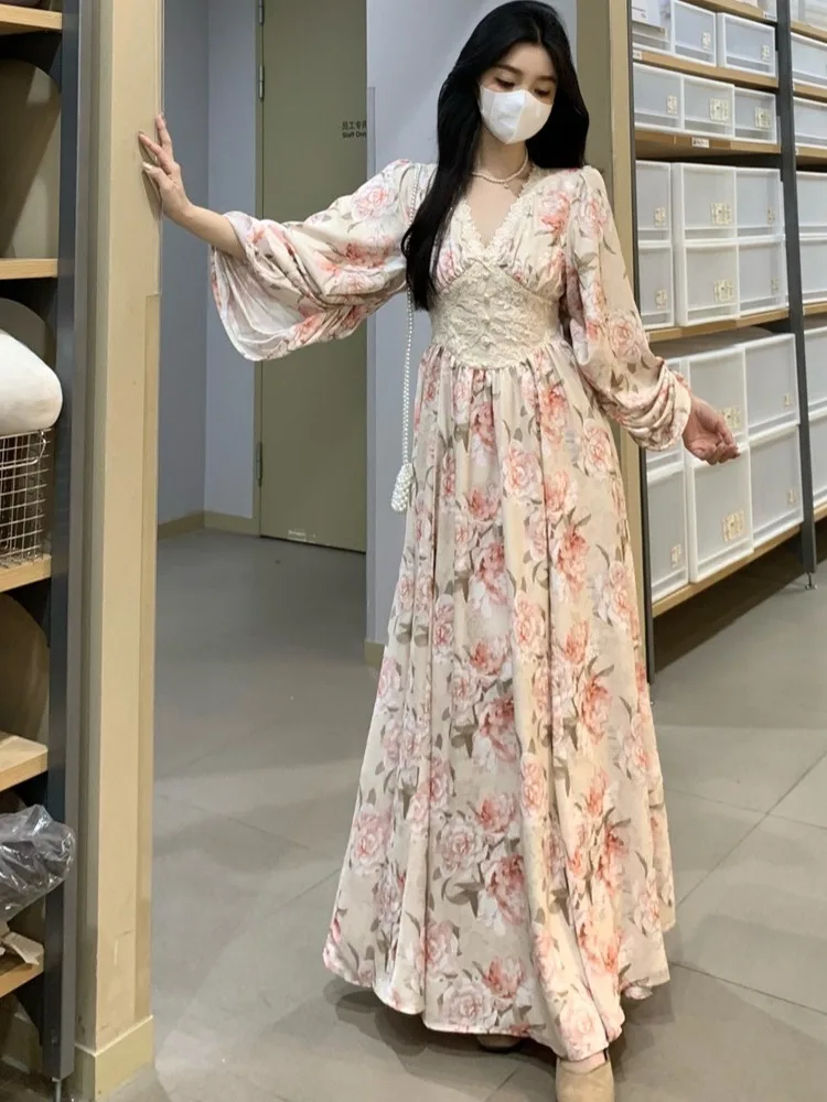 Abito francese con maniche a lanterna con scollo a V floreale rosa rosa retrò francese per l'abito a trapezio pastorale stampato con pizzo Harajuku autunnale da donna