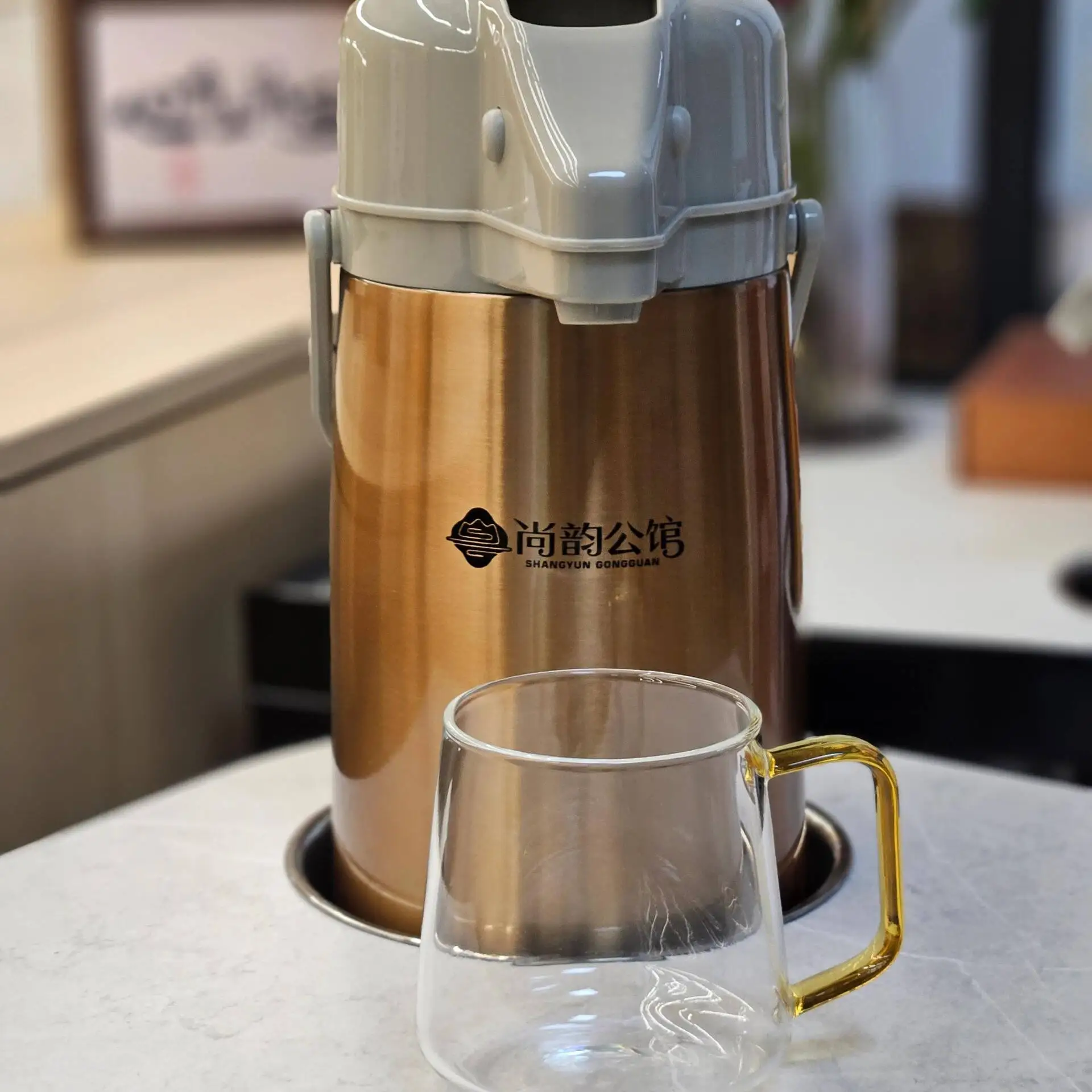 

Современная изолированная бутылка для воды Simplici 2,2 л, уличная карета, чайный домик, маджонг, салон Pr pe, термопот, офис, дом, три...