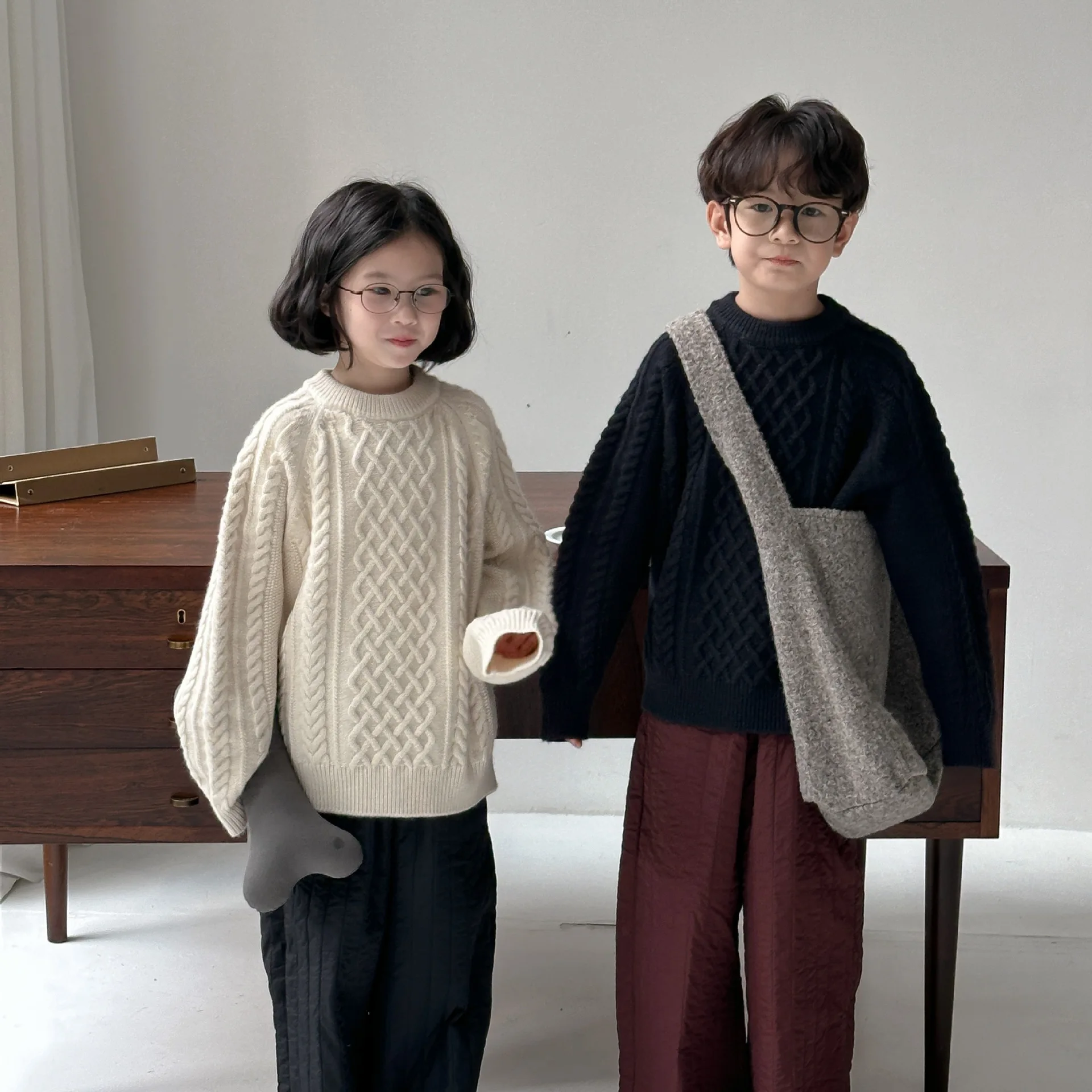 

Свитер для девочек и мальчиков, осень 2024, новинка, однотонные плотные вязаные топы с круглым вырезом, повседневные Простые модные милые корейские милые винтажные для активного отдыха